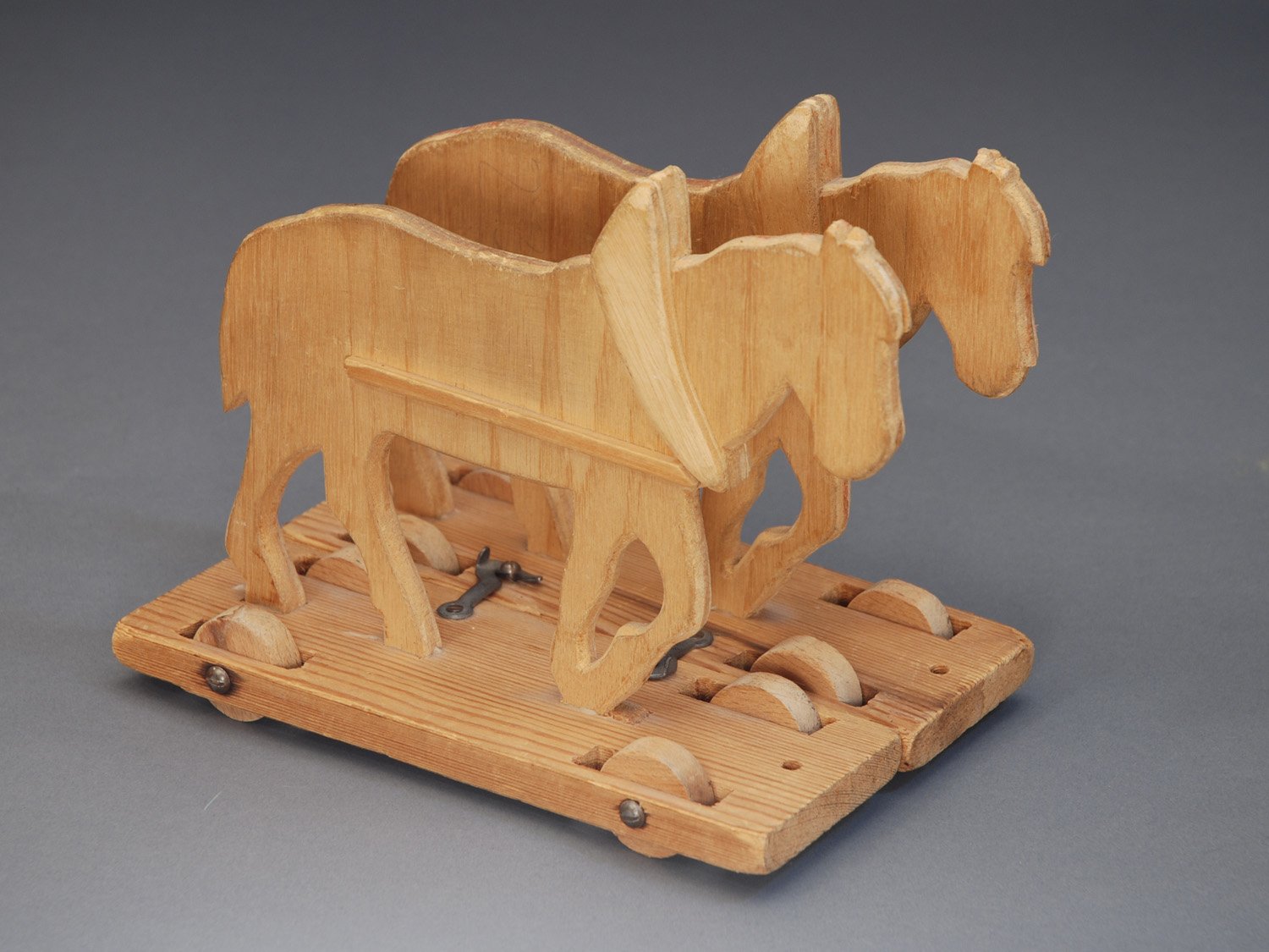Holzspielzeug "Ackerpferde" (Stiftung Domäne Dahlem - Landgut und Museum, Weiternutzung nur mit Genehmigung des Museums CC BY-NC-SA)