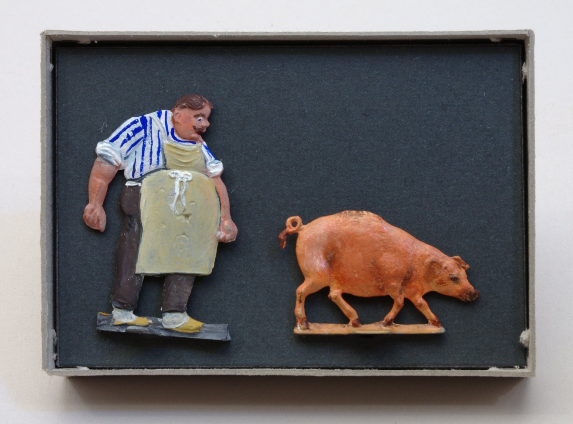 Zinnfiguren "Fleischer und Schwein" (Stiftung Domäne Dahlem - Landgut und Museum, Weiternutzung nur mit Genehmigung des Museums CC BY-NC-SA)