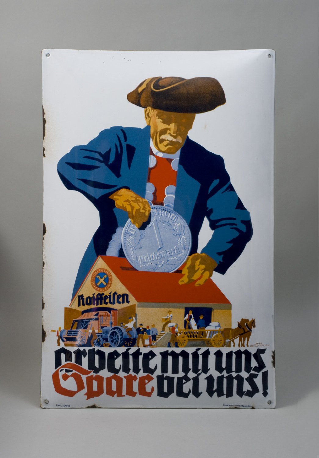 Reklameschild von "Raiffeisen" - "Arbeite mit uns, spare bei uns" (Stiftung Domäne Dahlem - Landgut und Museum, Weiternutzung nur mit Genehmigung des Museums CC BY-NC-SA)