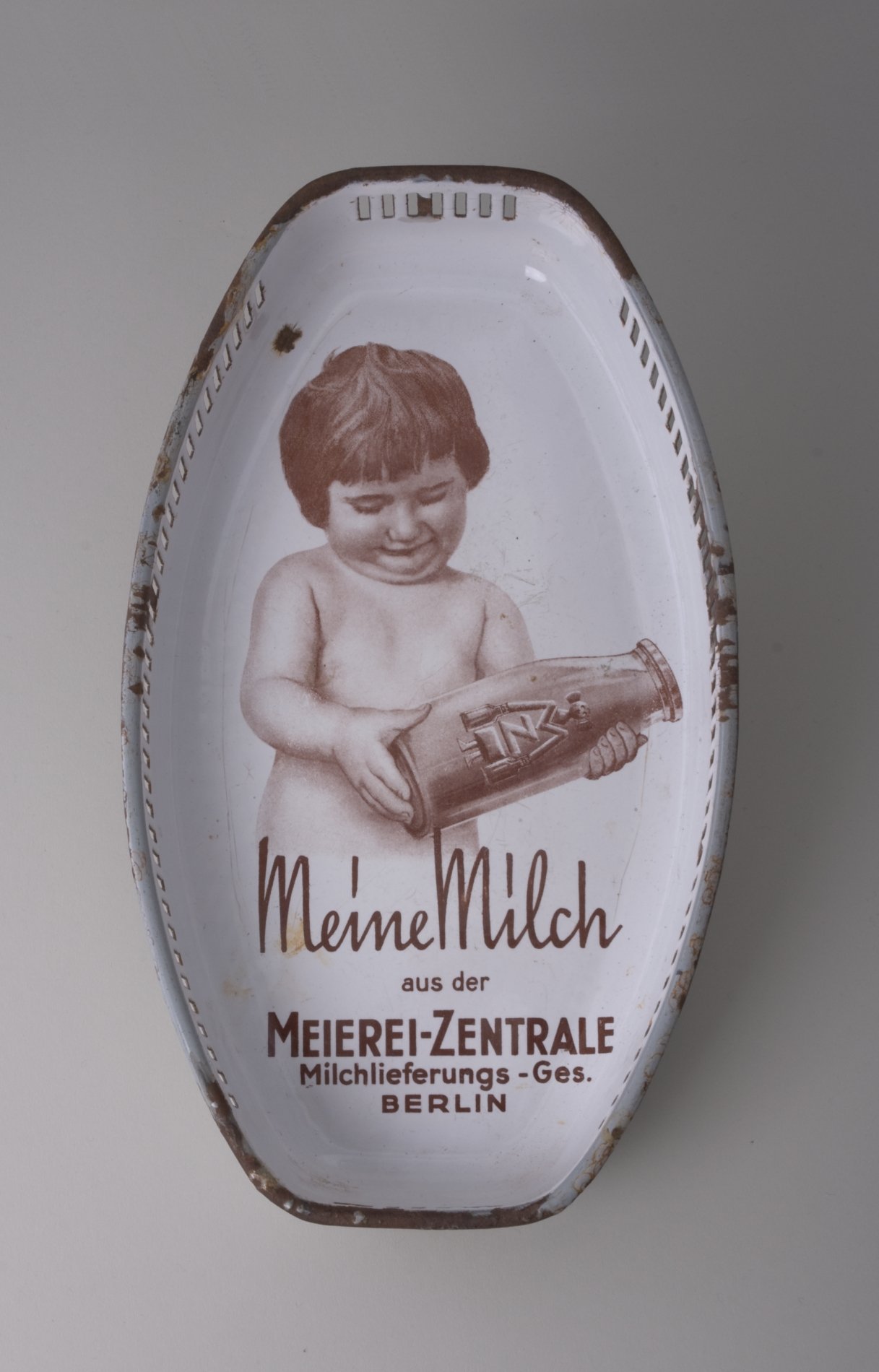 Metall-Brotkorb "Meine Milch aus der Meierei-Zentrale" (Stiftung Domäne Dahlem - Landgut und Museum, Weiternutzung nur mit Genehmigung des Museums CC BY-NC-SA)