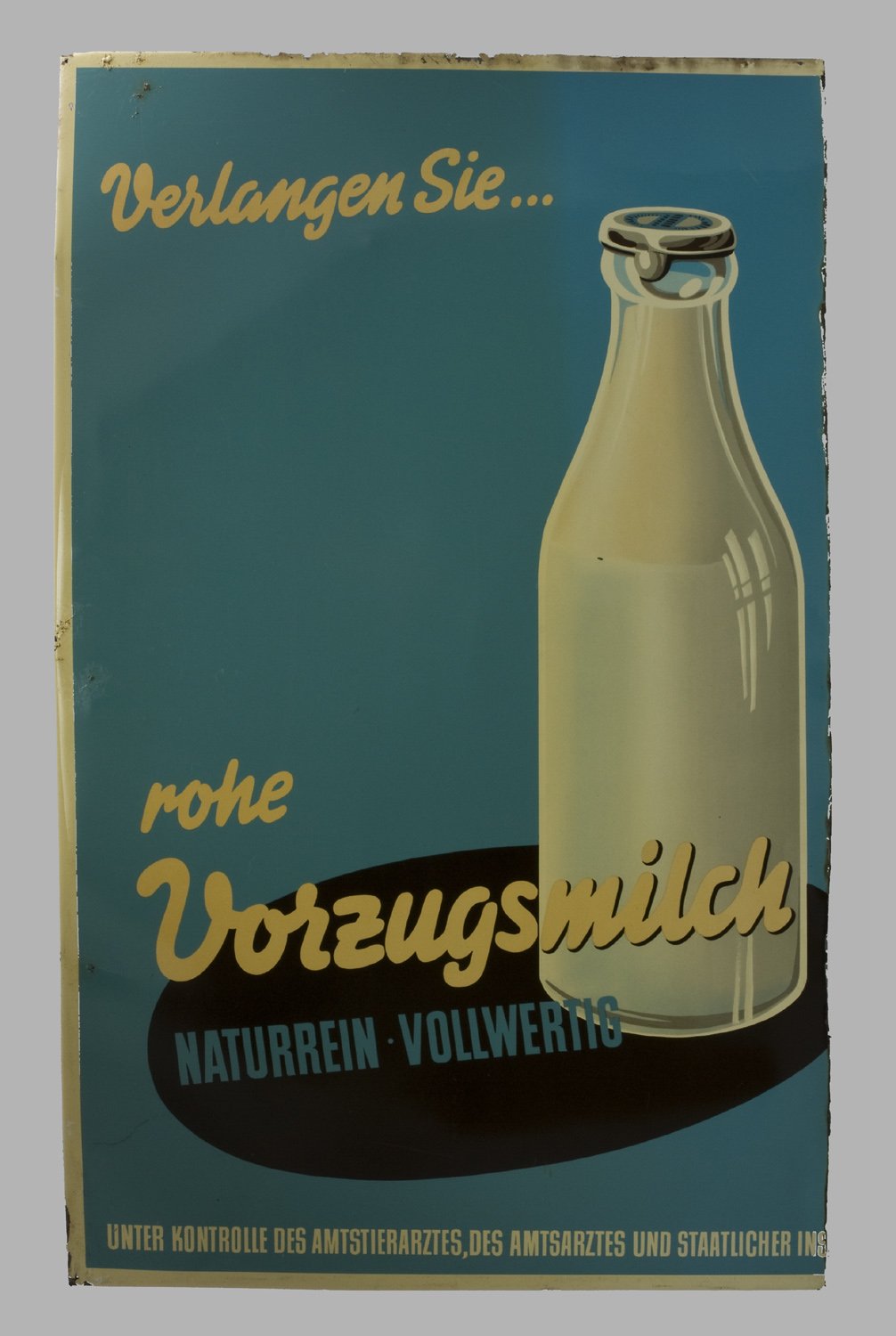 Reklameschild der Domäne Dahlem "Verlangen Sie rohe Vorzugsmilch" (Stiftung Domäne Dahlem - Landgut und Museum, Weiternutzung nur mit Genehmigung des Museums CC BY-NC-SA)