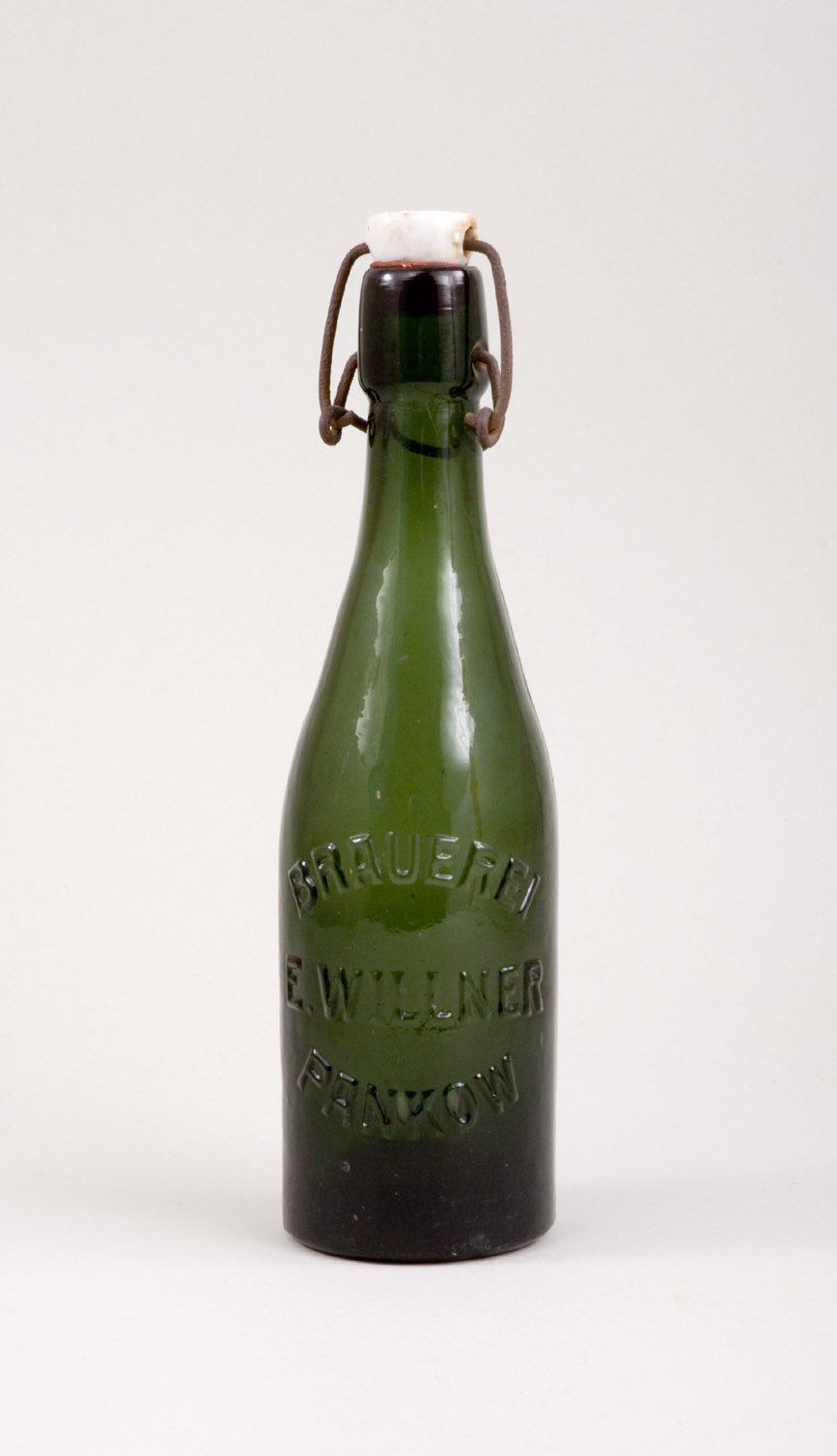 Bierflasche "Brauerei E. Willner Pankow", mit Bügelverschluss (Stiftung Domäne Dahlem - Landgut und Museum, Weiternutzung nur mit Genehmigung des Museums CC BY-NC-SA)
