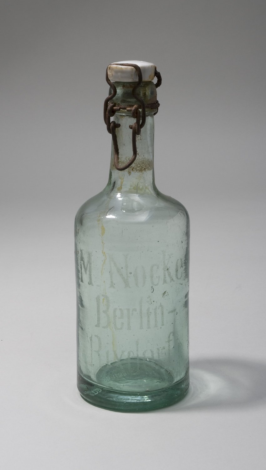 Bierflasche "M. Nocke Berlin-Rixdorf", mit Bügelverschluss (Stiftung Domäne Dahlem - Landgut und Museum, Weiternutzung nur mit Genehmigung des Museums CC BY-NC-SA)