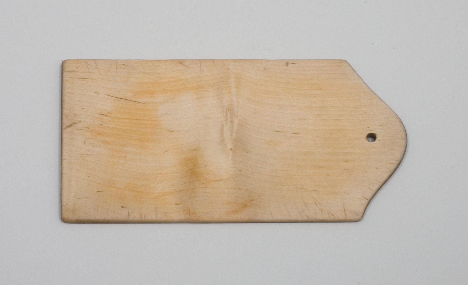 Schneidbrett aus Holz (Stiftung Domäne Dahlem - Landgut und Museum, Weiternutzung nur mit Genehmigung des Museums CC BY-NC-SA)