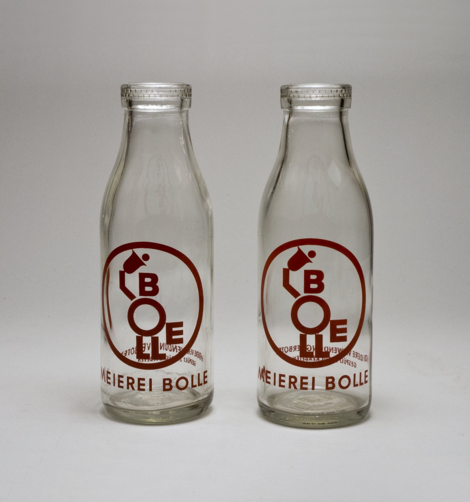 Zwei Milchflaschen "Bolle" (Stiftung Domäne Dahlem - Landgut und Museum, Weiternutzung nur mit Genehmigung des Museums CC BY-NC-SA)