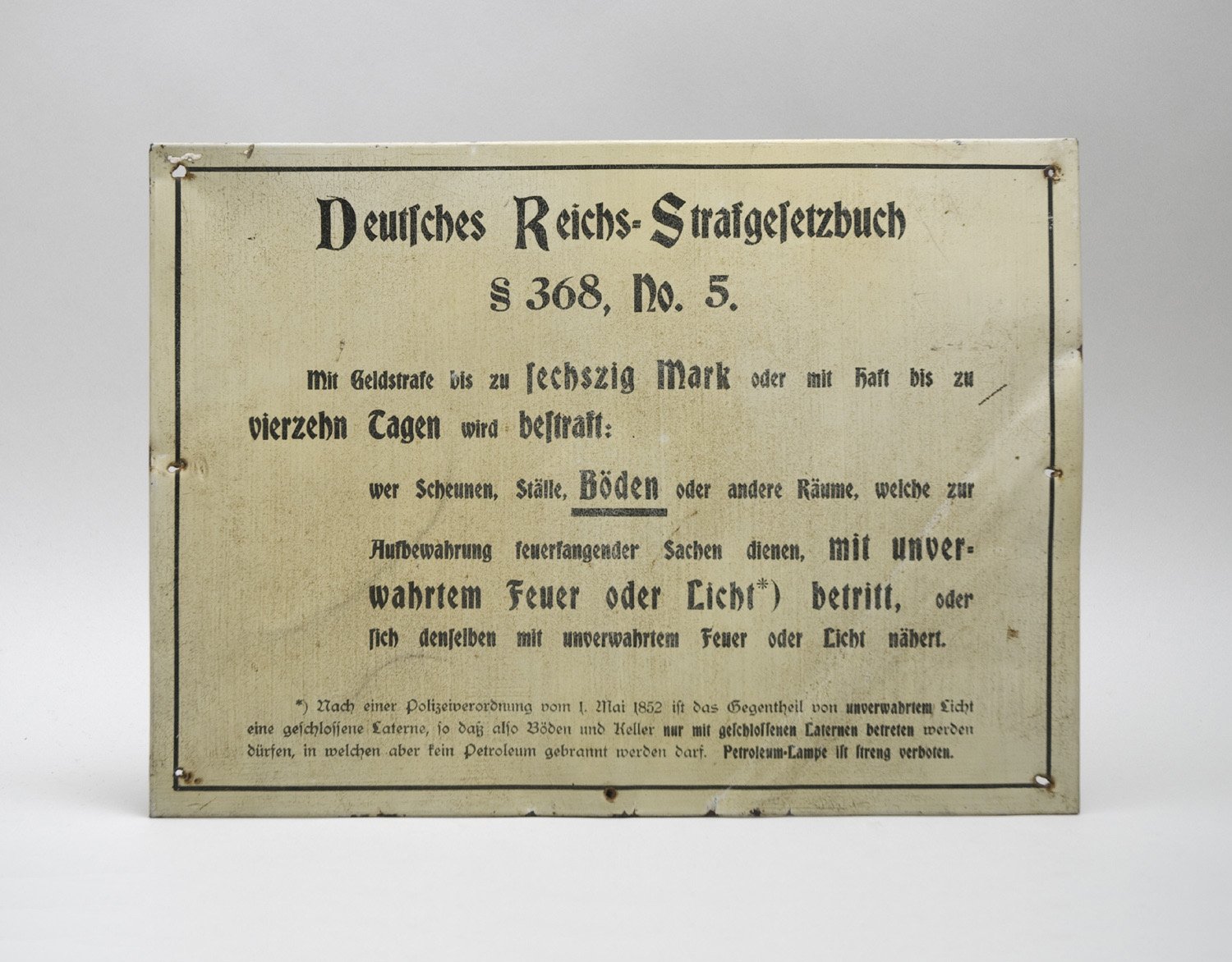 Hinweisschild "Deutsches Reichs-Strafgesetzbuch " 368, No.5." (Stiftung Domäne Dahlem - Landgut und Museum, Weiternutzung nur mit Genehmigung des Museums CC BY-NC-SA)