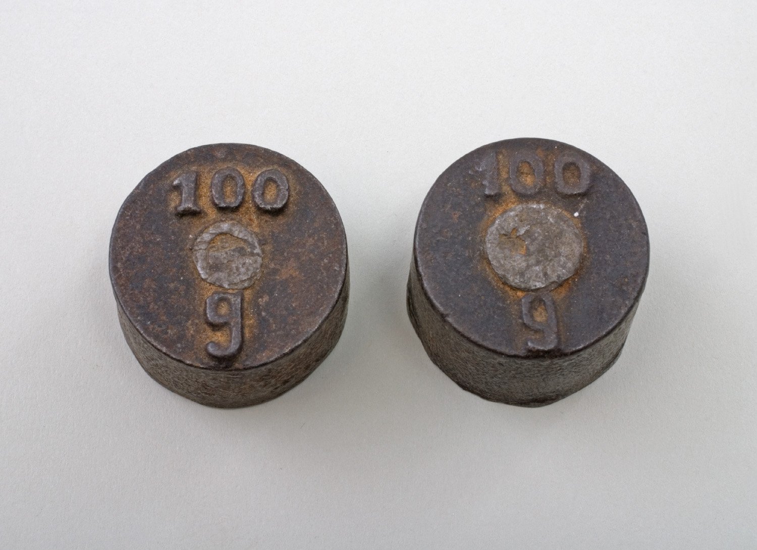 Zwei Gewichte à 100 g (Stiftung Domäne Dahlem - Landgut und Museum, Weiternutzung nur mit Genehmigung des Museums CC BY-NC-SA)