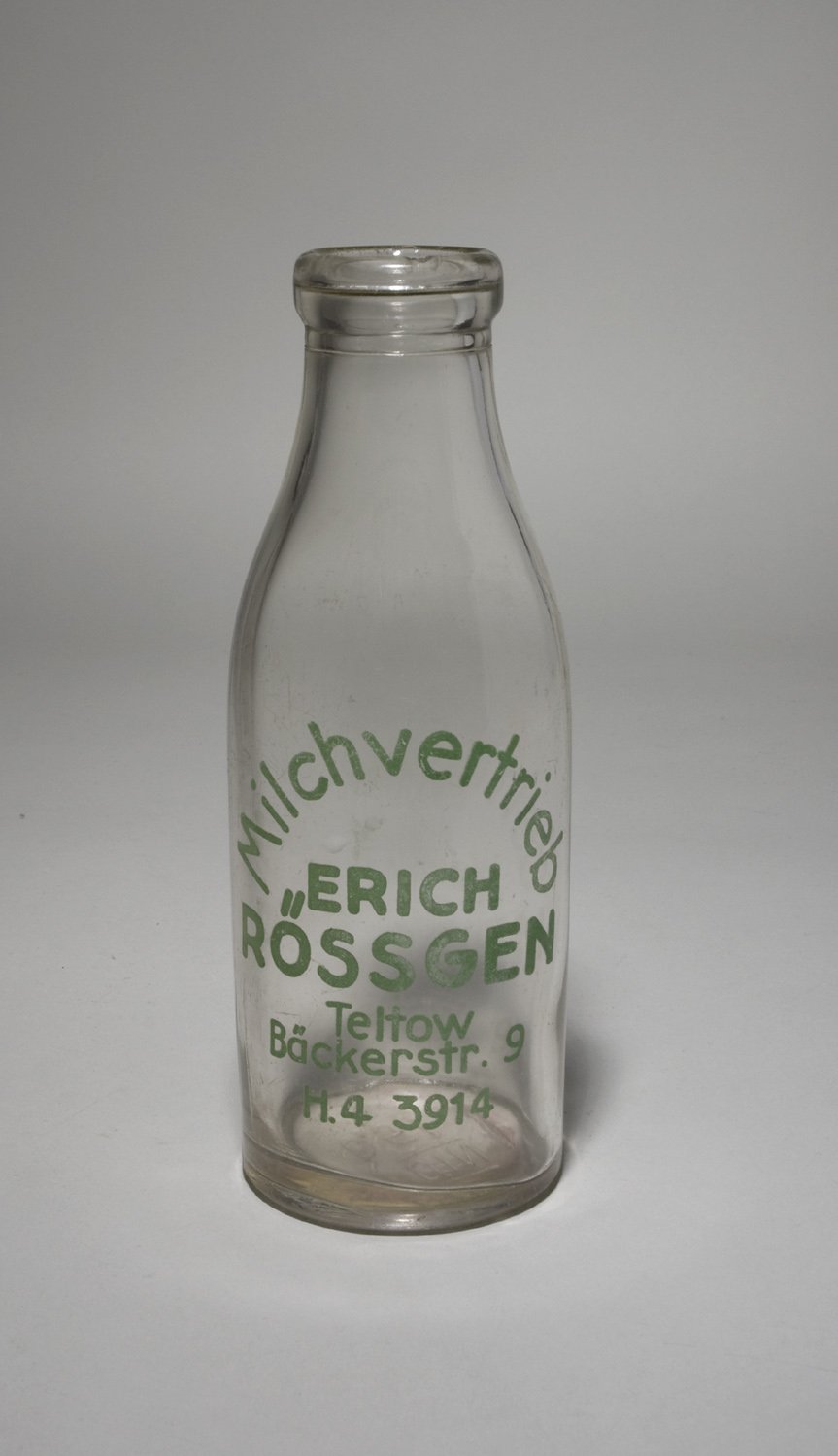 Milchflasche "Milchvertrieb Erich Rössgen Teltow" (Stiftung Domäne Dahlem - Landgut und Museum, Weiternutzung nur mit Genehmigung des Museums CC BY-NC-SA)