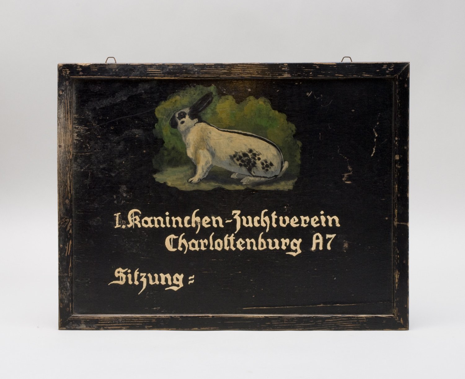 Schild "Kannichen-Zuchtverein Charlottenburg" (Stiftung Domäne Dahlem - Landgut und Museum, Weiternutzung nur mit Genehmigung des Museums CC BY-NC-SA)