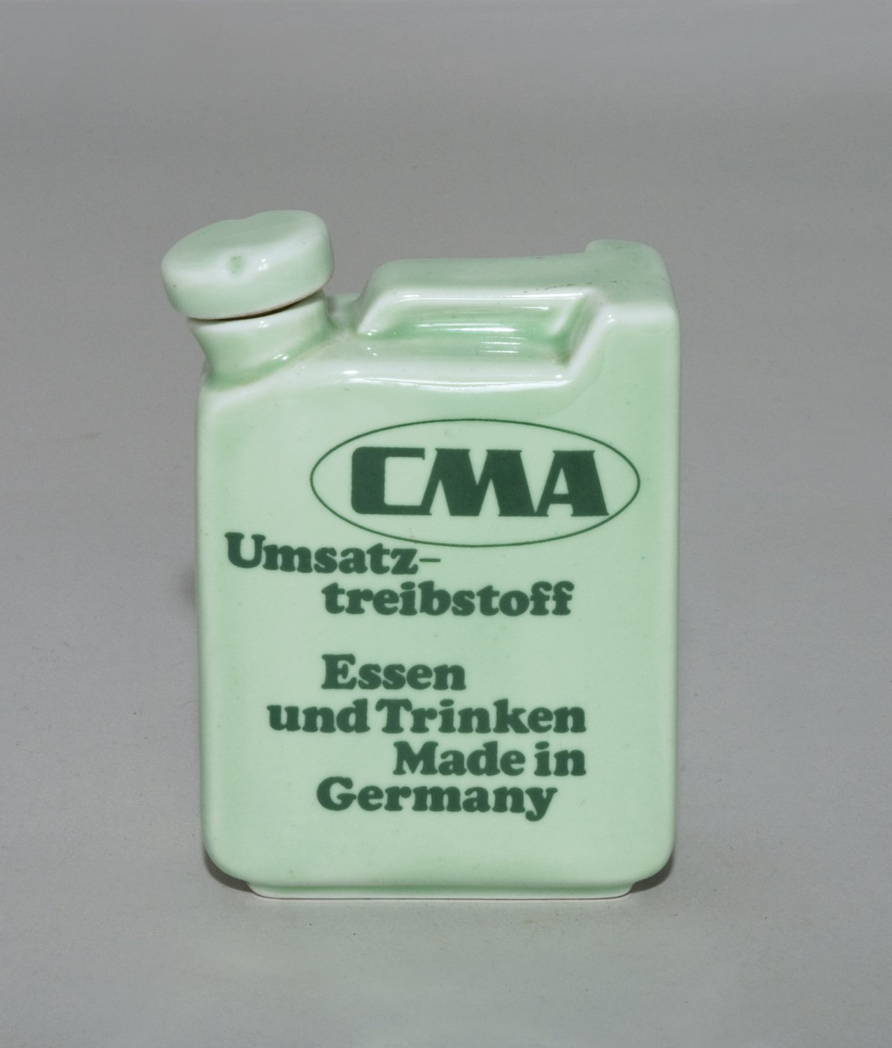 Porzellanflasche in Form eines Treibstoffkanisters (CMA) (Stiftung Domäne Dahlem - Landgut und Museum, Weiternutzung nur mit Genehmigung des Museums CC BY-NC-SA)