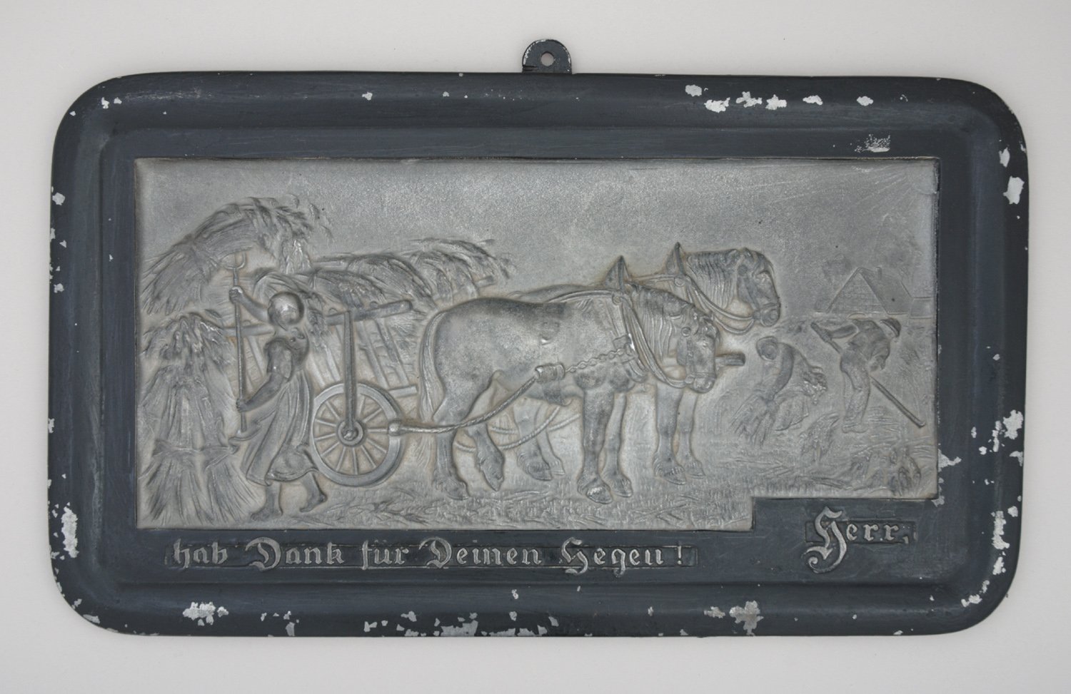 Relief: "Herr, hab Dank für Deinen Segen" (Stiftung Domäne Dahlem - Landgut und Museum, Weiternutzung nur mit Genehmigung des Museums CC BY-NC-SA)