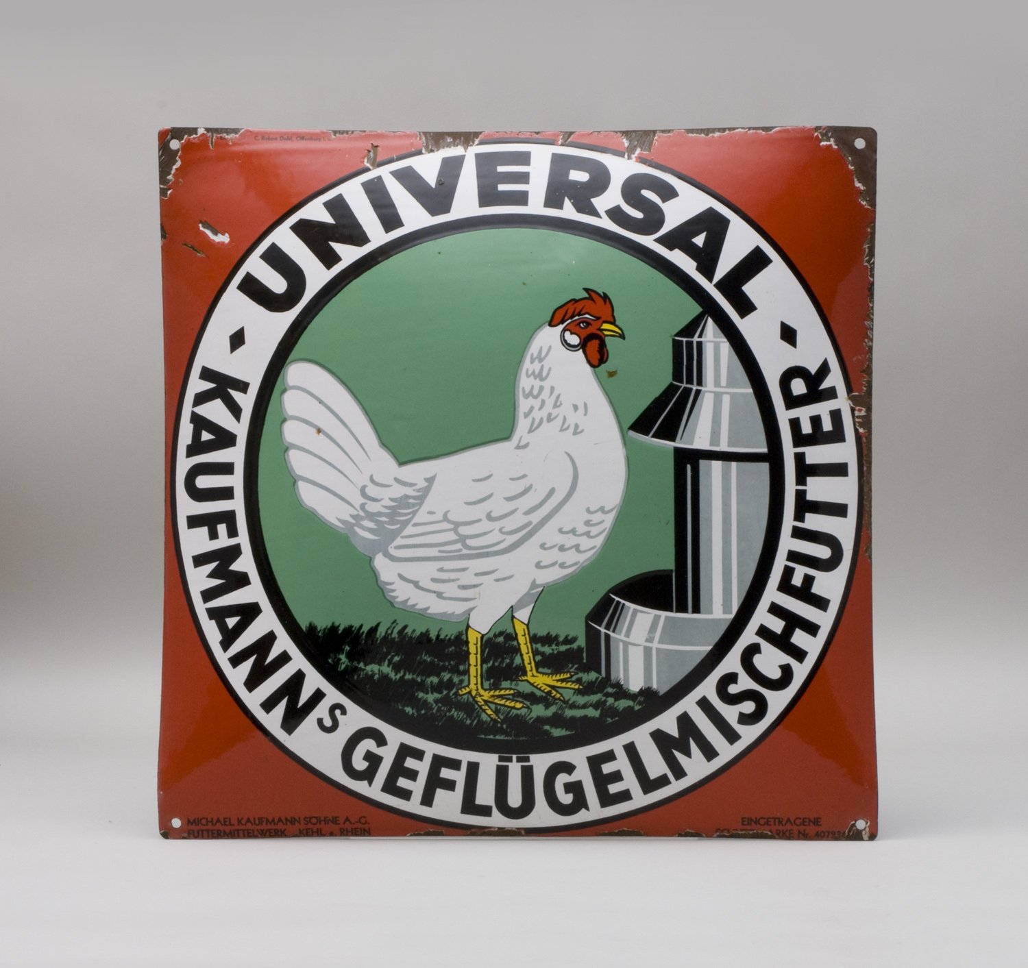 Werbeschild für "Kaufmanns Geflügelmischfutter - Universal" (Stiftung Domäne Dahlem - Landgut und Museum, Weiternutzung nur mit Genehmigung des Museums CC BY-NC-SA)