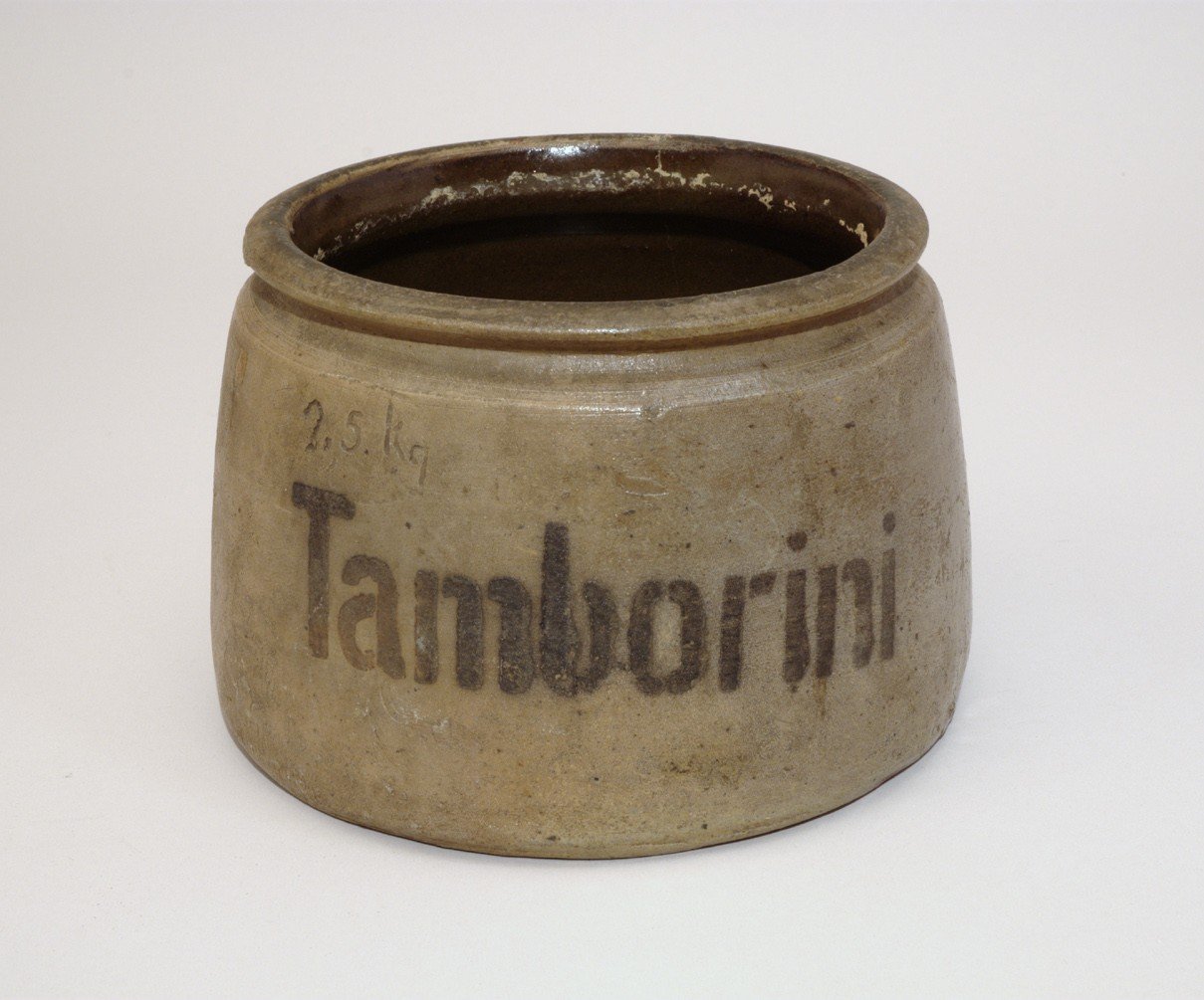 Steinzeugtopf der Firma "Tamborini" (Stiftung Domäne Dahlem - Landgut und Museum, Weiternutzung nur mit Genehmigung des Museums CC BY-NC-SA)