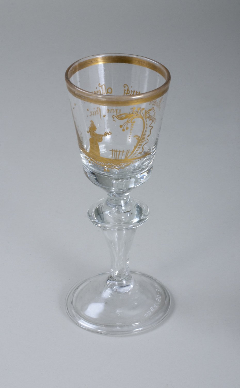 Likör- oder Portweinglas mit Sinnspruch (Stiftung Domäne Dahlem - Landgut und Museum, Weiternutzung nur mit Genehmigung des Museums CC BY-NC-SA)
