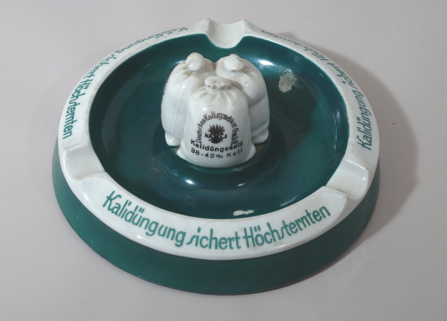 Aschenbecher "Kalidüngung sichert Höchsternten" (Stiftung Domäne Dahlem - Landgut und Museum, Weiternutzung nur mit Genehmigung des Museums CC BY-NC-SA)