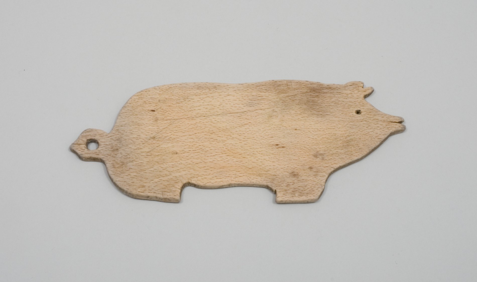 Schneidbrett in Form eines Schweins (Stiftung Domäne Dahlem - Landgut und Museum, Weiternutzung nur mit Genehmigung des Museums CC BY-NC-SA)
