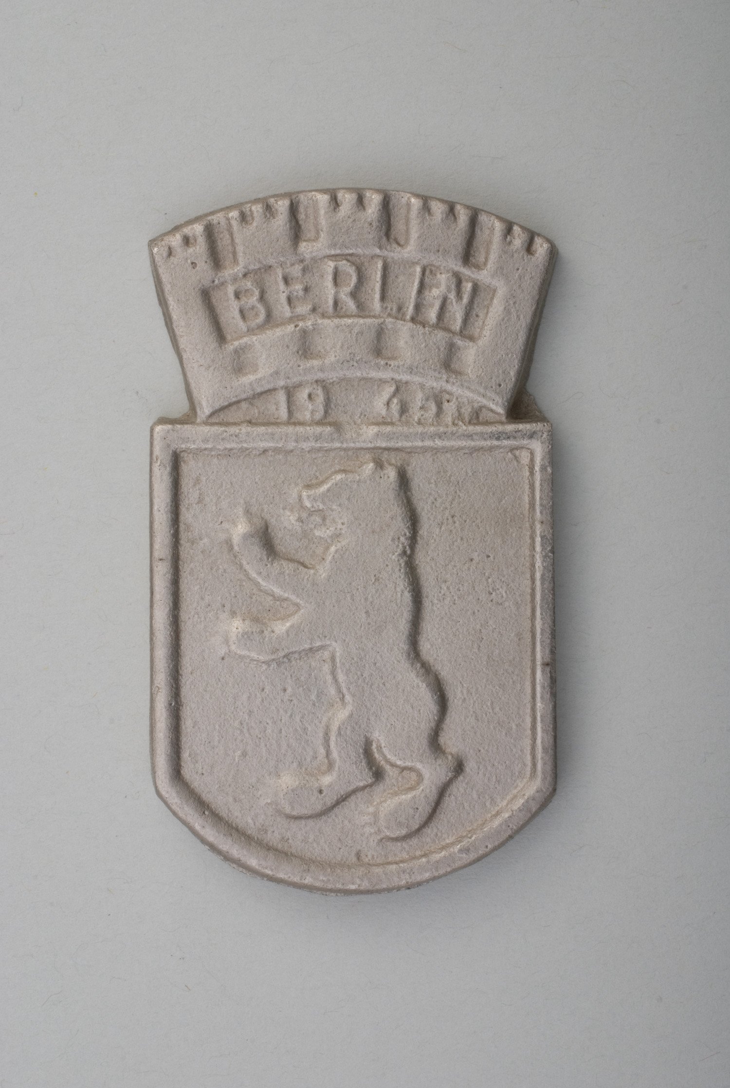 Plakette Stadtwappen "Berlin 1945" (Stiftung Domäne Dahlem - Landgut und Museum, Weiternutzung nur mit Genehmigung des Museums CC BY-NC-SA)