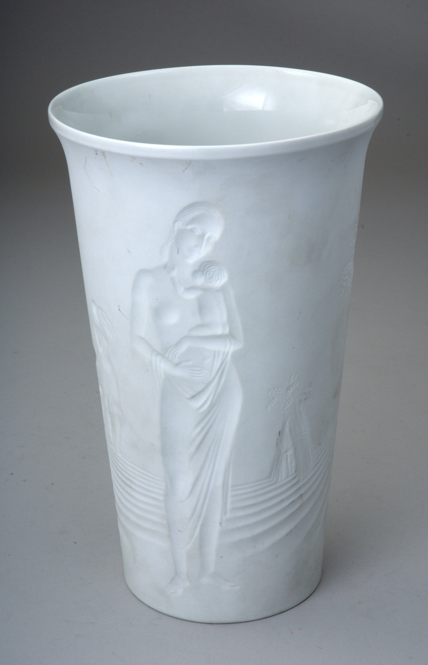 Vase "Erntebecher" aus Porzellan (Stiftung Domäne Dahlem - Landgut und Museum, Weiternutzung nur mit Genehmigung des Museums CC BY-NC-SA)