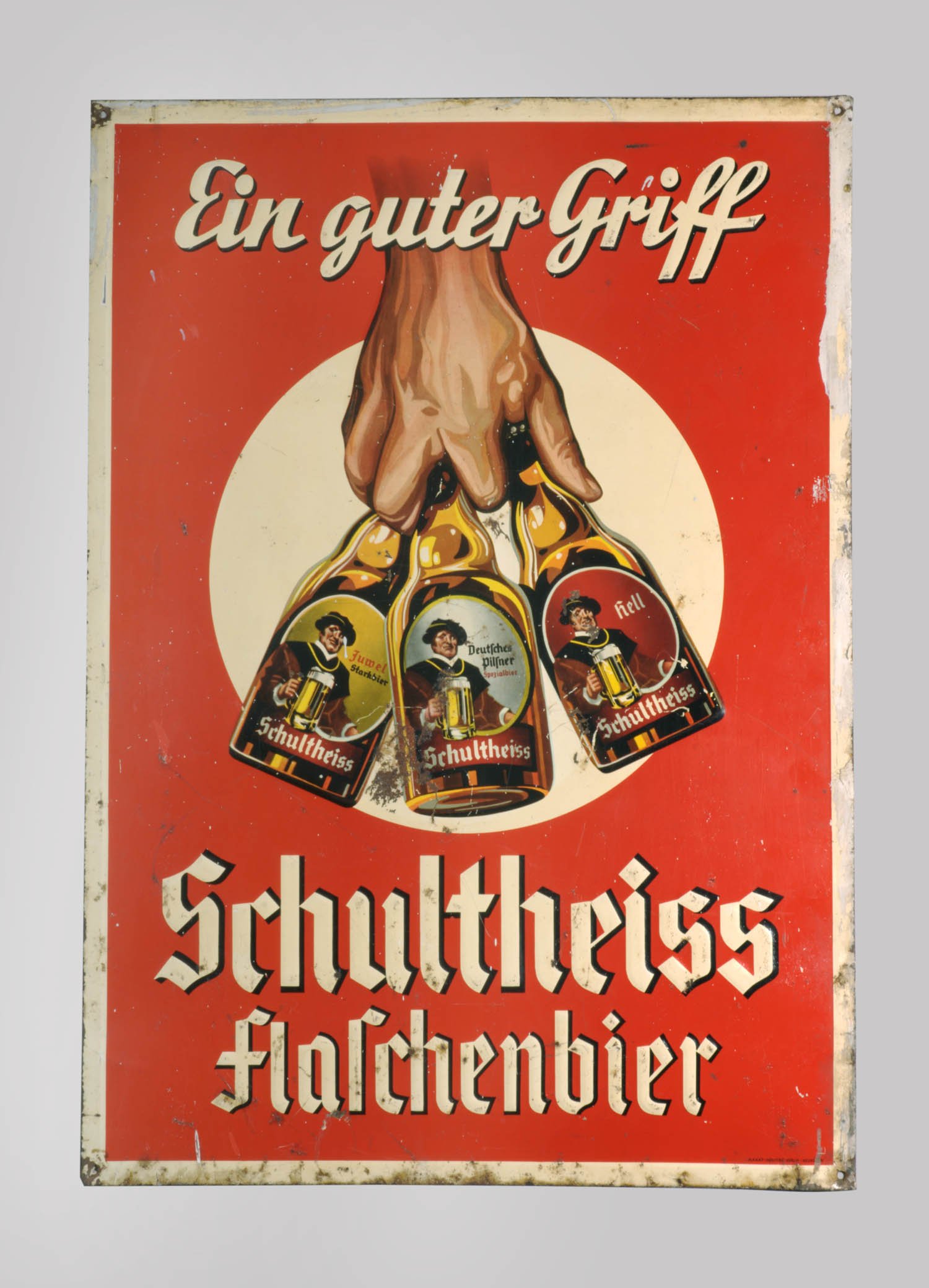 Reklameschild aus Blech "Schultheiss Flaschenbier" (Stiftung Domäne Dahlem - Landgut und Museum, Weiternutzung nur mit Genehmigung des Museums CC BY-NC-SA)