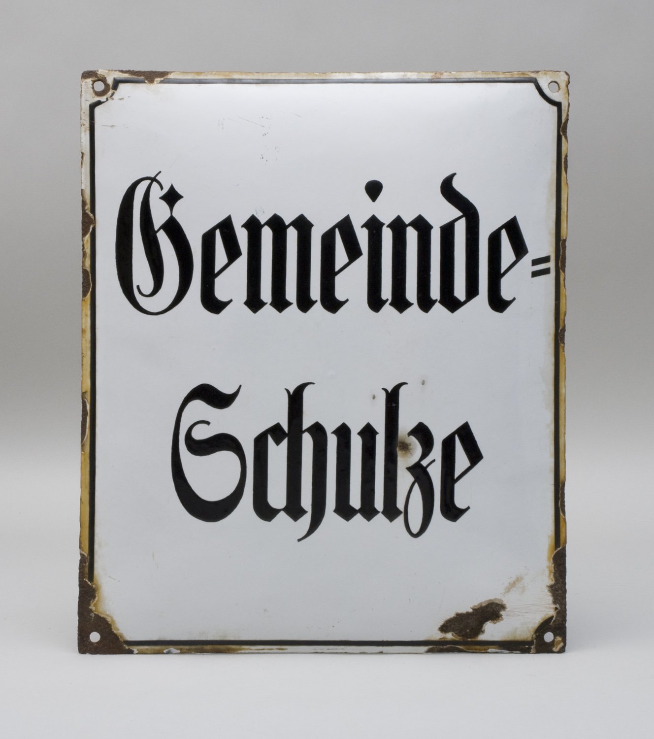 Schild "Gemeinde-Schulze" (Stiftung Domäne Dahlem - Landgut und Museum, Weiternutzung nur mit Genehmigung des Museums CC BY-NC-SA)