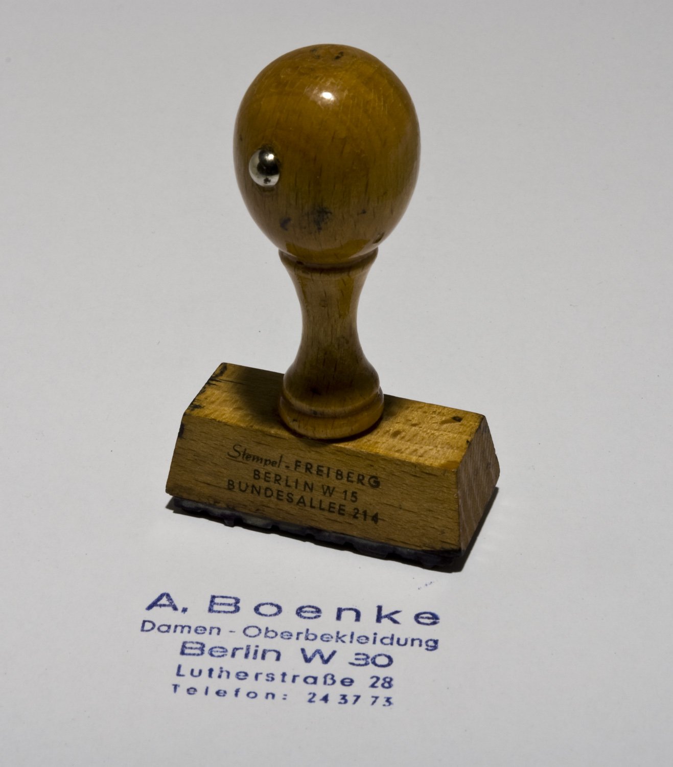 Holzstempel "A. Boenke Damen - Oberbekleidung Berlin W 30 ...." (Stiftung Domäne Dahlem - Landgut und Museum, Weiternutzung nur mit Genehmigung des Museums CC BY-NC-SA)