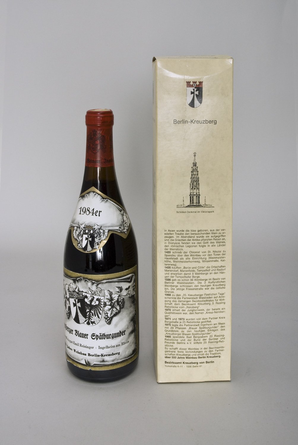 Flasche "Kreuzberger Blauer Späthburgunder" 1984er mit Karton (Stiftung Domäne Dahlem - Landgut und Museum, Weiternutzung nur mit Genehmigung des Museums CC BY-NC-SA)