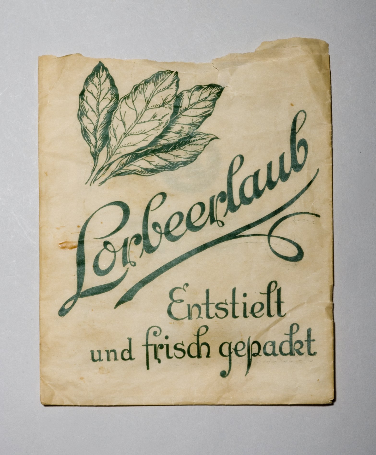 Papiertüte "Lorbeerlaub" (Stiftung Domäne Dahlem - Landgut und Museum, Weiternutzung nur mit Genehmigung des Museums CC BY-NC-SA)