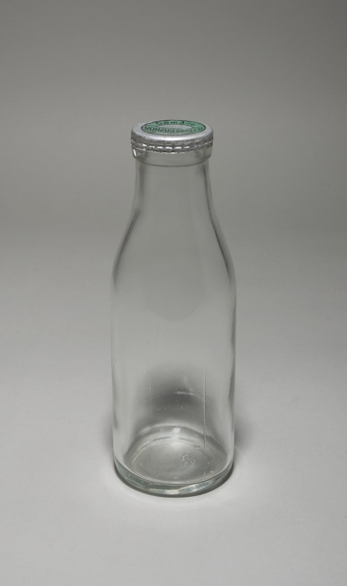 Milchflasche "Vorzugsmilch Domäne Dahlem" (Stiftung Domäne Dahlem - Landgut und Museum, Weiternutzung nur mit Genehmigung des Museums CC BY-NC-SA)
