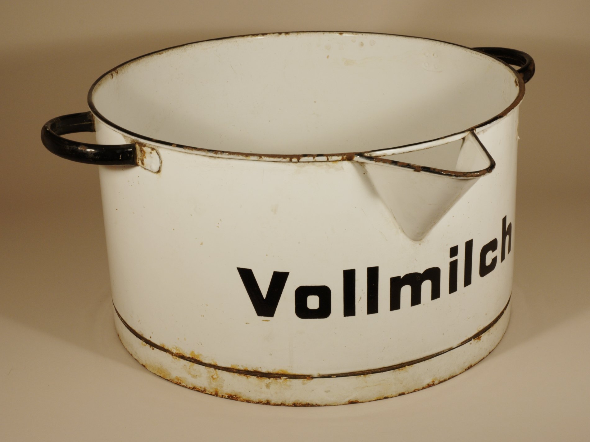 Großer emaillierter Topf für "Vollmilch" (Stiftung Domäne Dahlem - Landgut und Museum, Weiternutzung nur mit Genehmigung des Museums CC BY-NC-SA)
