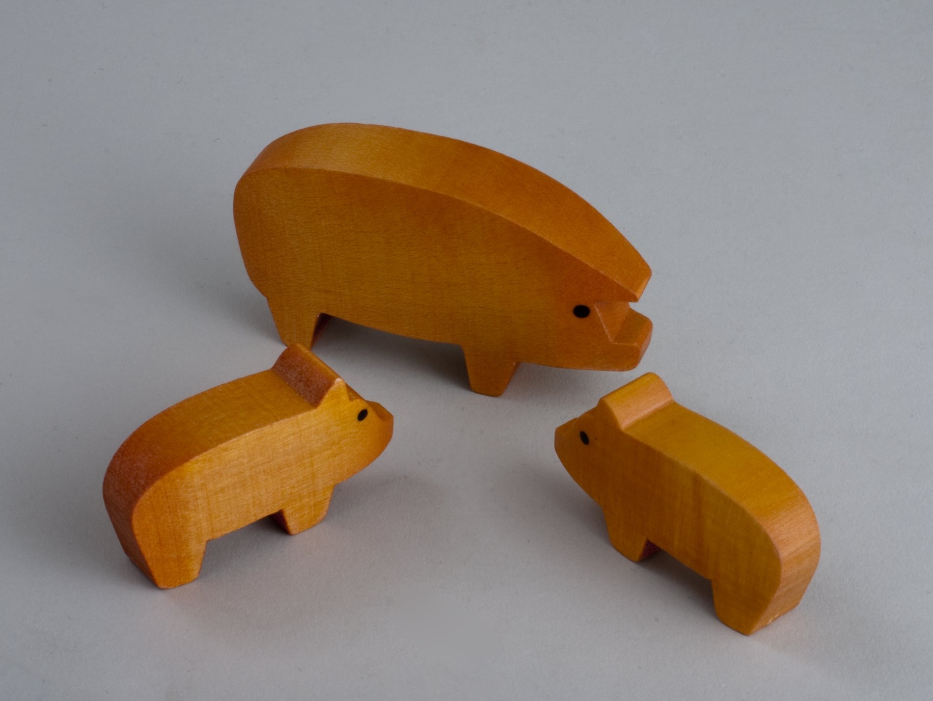Drei Spielzeug-Schweine (Stiftung Domäne Dahlem - Landgut und Museum, Weiternutzung nur mit Genehmigung des Museums CC BY-NC-SA)