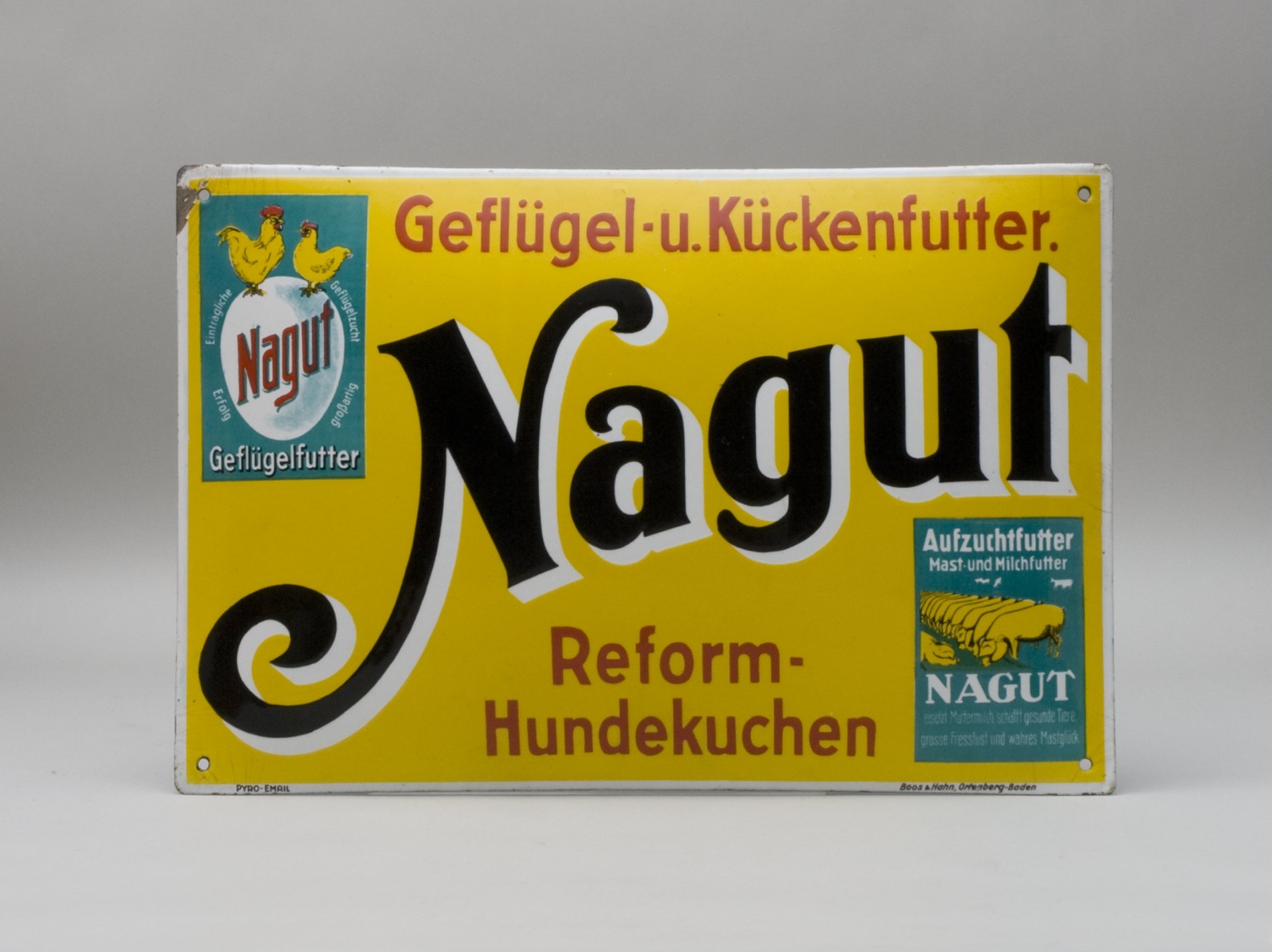 Reklameschild "Nagut - Geflügel- und Kükenfutter - Reform-Hundekuchen" (Stiftung Domäne Dahlem - Landgut und Museum, Weiternutzung nur mit Genehmigung des Museums CC BY-NC-SA)