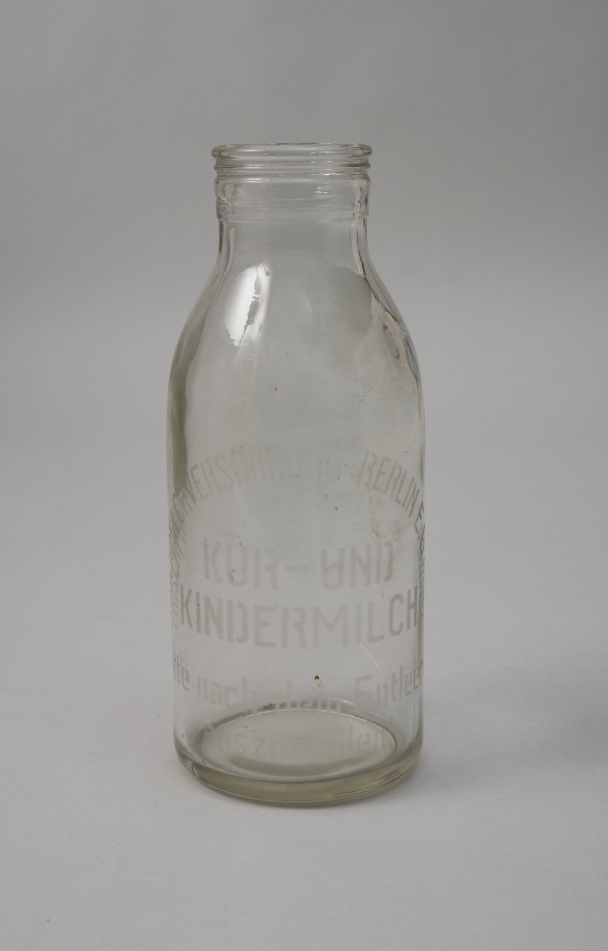 Milchflasche "Kur- und Kindermilch" (Stiftung Domäne Dahlem - Landgut und Museum, Weiternutzung nur mit Genehmigung des Museums CC BY-NC-SA)