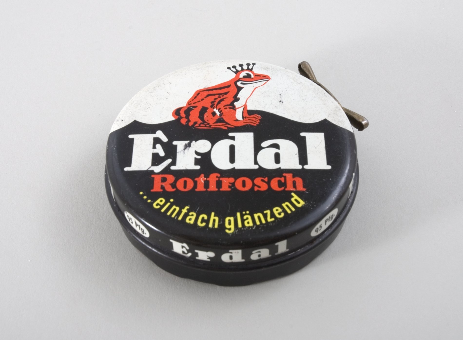 Schuhpflegemittel-Dose "Erdal Rotfrosch (Stiftung Domäne Dahlem - Landgut und Museum, Weiternutzung nur mit Genehmigung des Museums CC BY-NC-SA)
