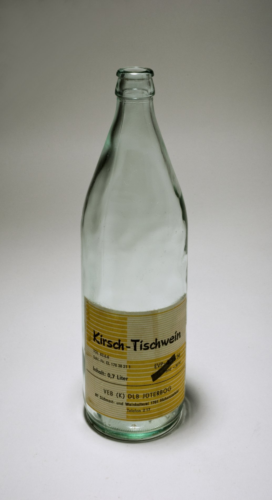 Weinflasche - Kirsch Tischwein VEB DLB Jüterborg (Stiftung Domäne Dahlem - Landgut und Museum, Weiternutzung nur mit Genehmigung des Museums CC BY-NC-SA)