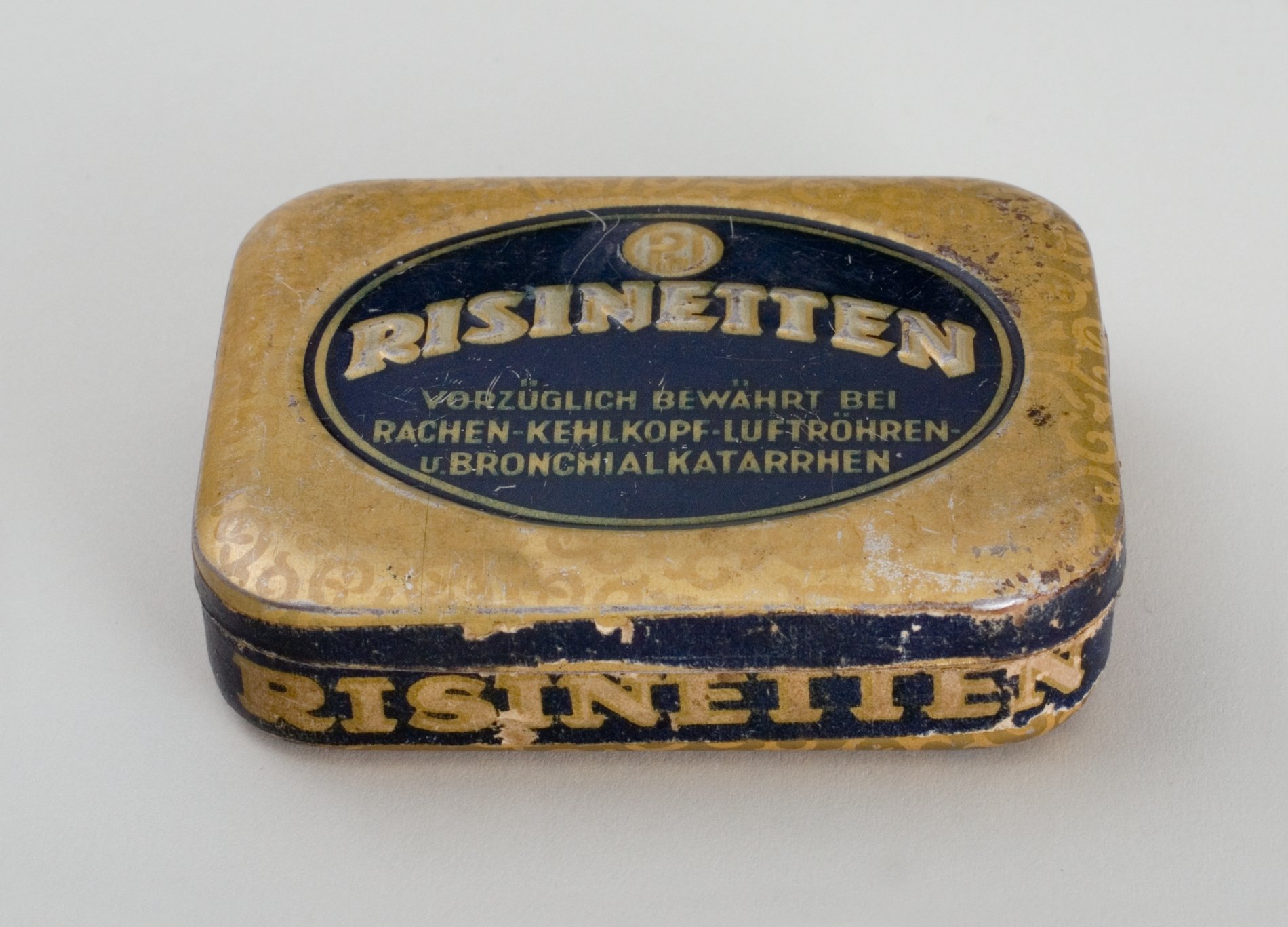 Blechdose für "Risinetten" Halspastillen (Stiftung Domäne Dahlem - Landgut und Museum, Weiternutzung nur mit Genehmigung des Museums CC BY-NC-SA)