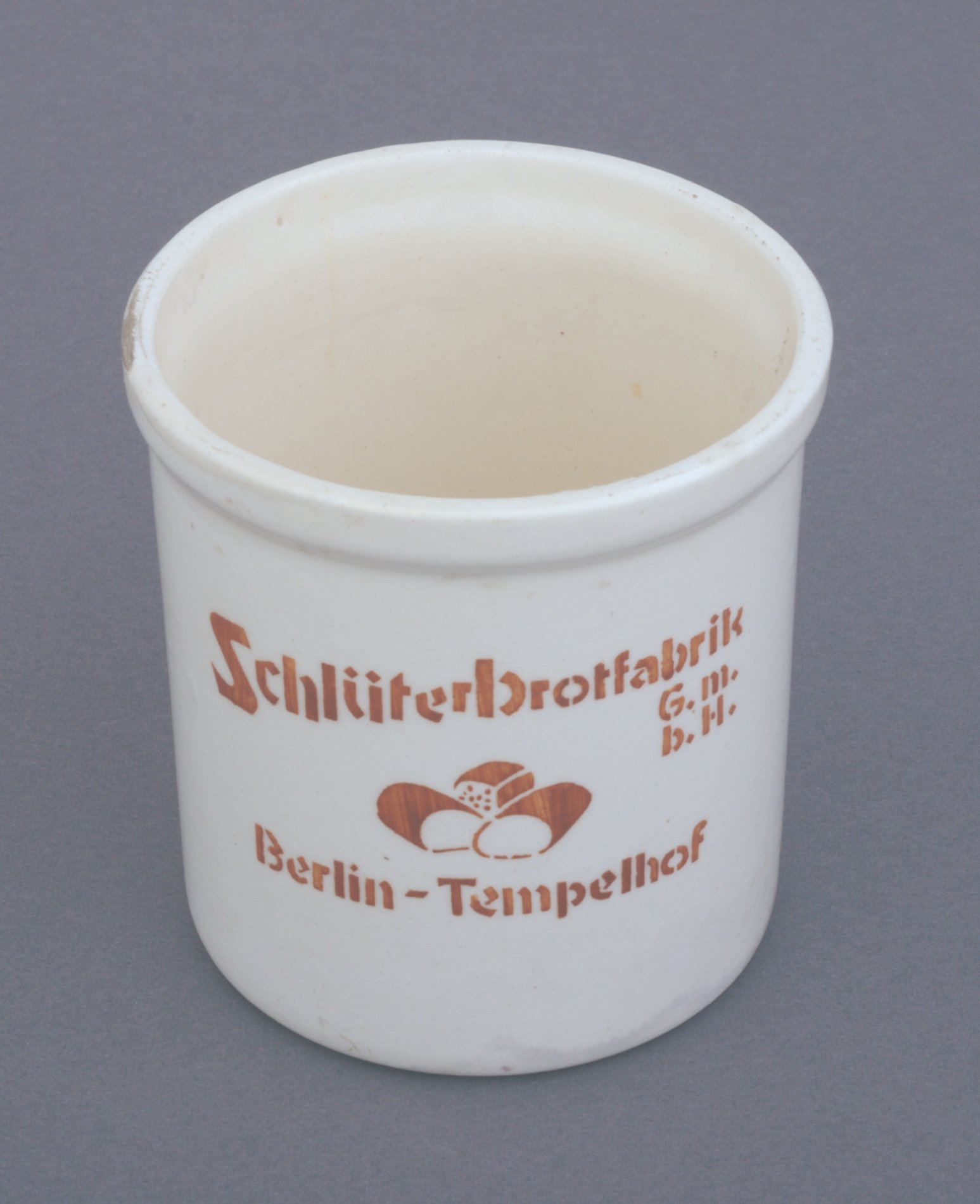 Kleiner Keramiktopf der Schlüterbrotfabrik Berlin-Tempelhof (Stiftung Domäne Dahlem - Landgut und Museum, Weiternutzung nur mit Genehmigung des Museums CC BY-NC-SA)