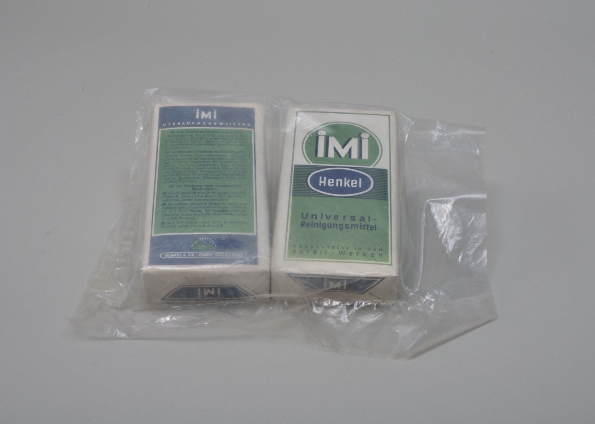 Zwei Packungen Universal-Reinigungsmittel "IMI" (Stiftung Domäne Dahlem - Landgut und Museum, Weiternutzung nur mit Genehmigung des Museums CC BY-NC-SA)