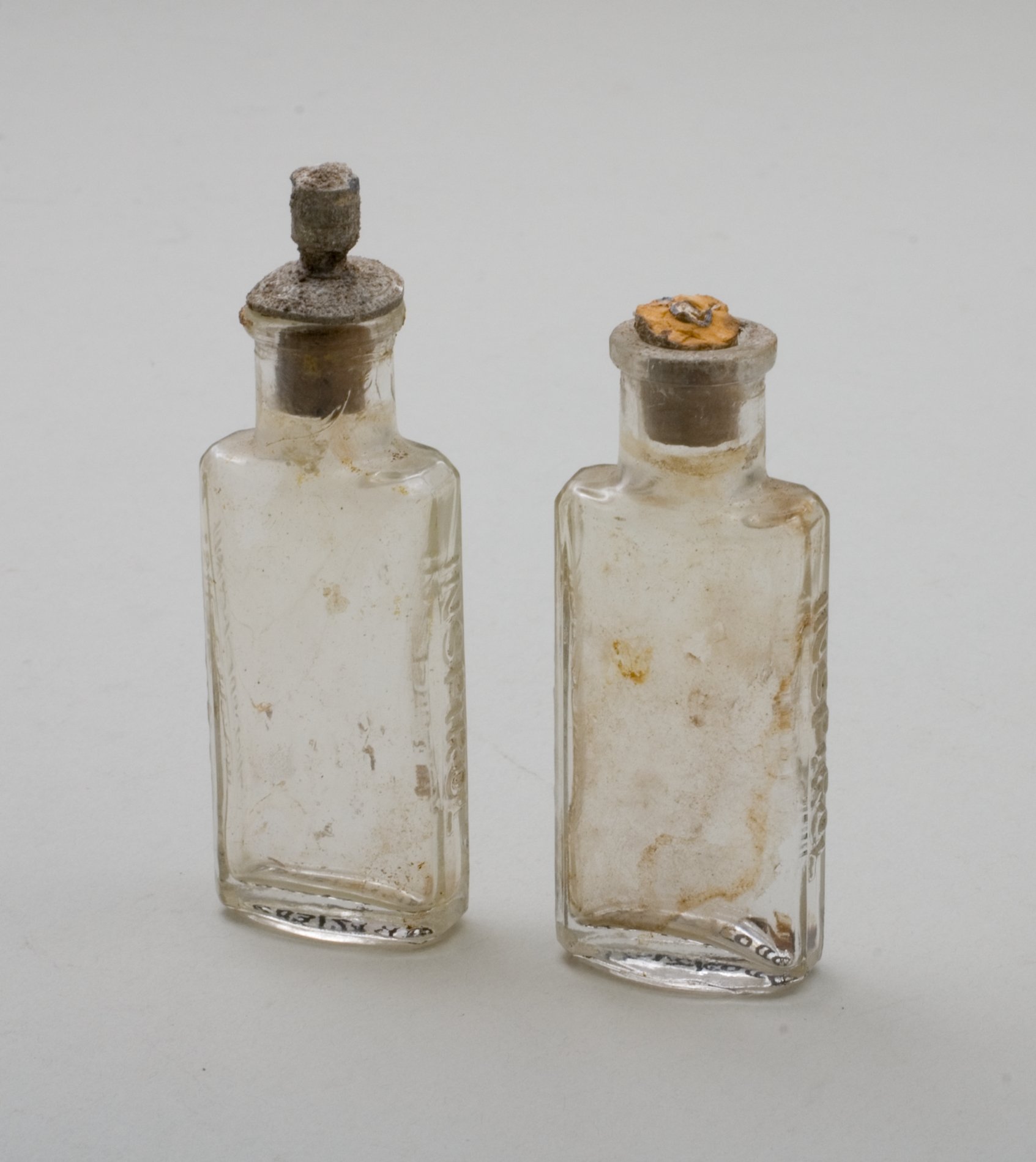 Zwei Glaschfläschchen "Inspirol" (Stiftung Domäne Dahlem - Landgut und Museum, Weiternutzung nur mit Genehmigung des Museums CC BY-NC-SA)