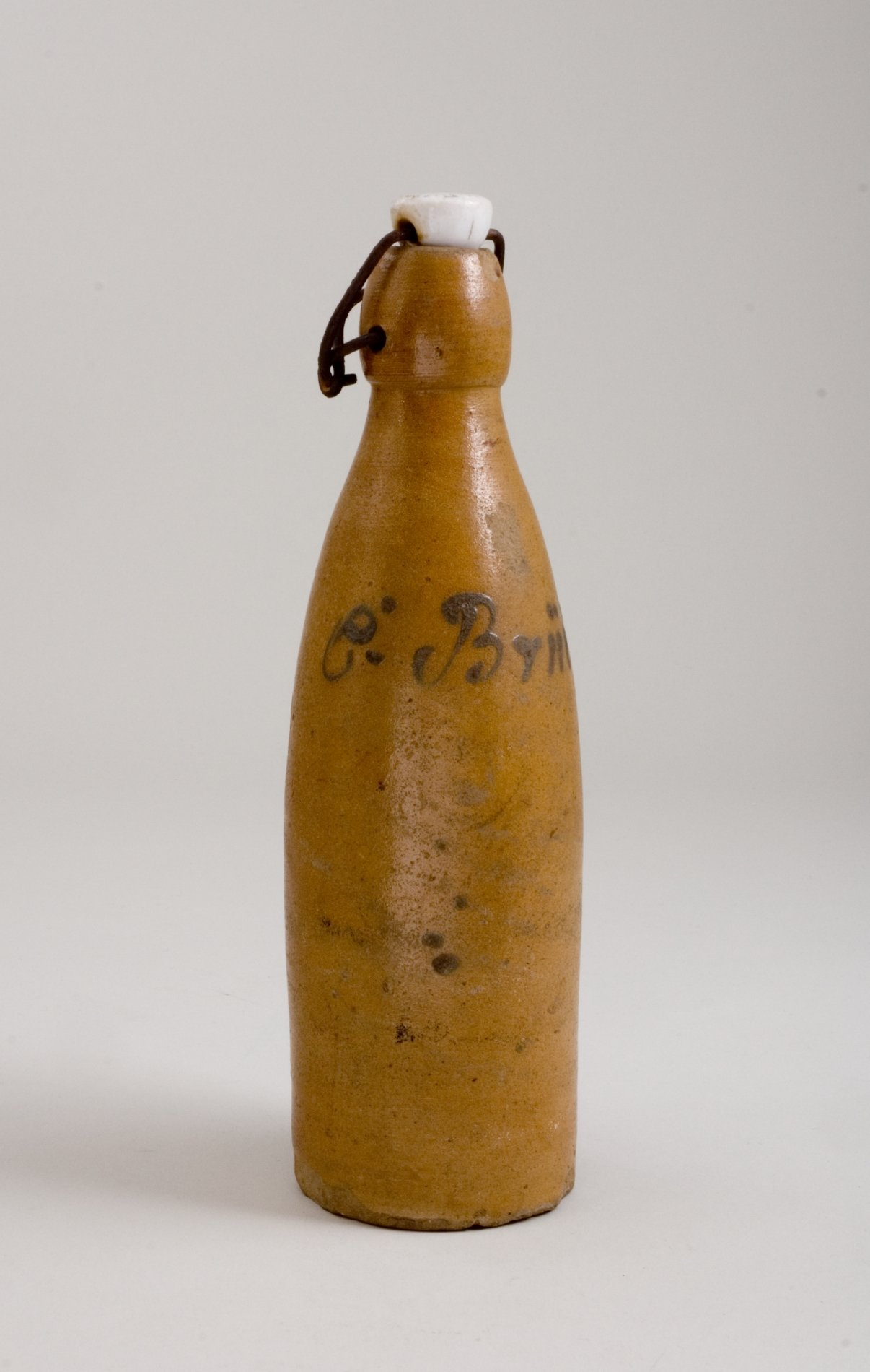 Steinzeugflasche "C. Brückner" mit Bügelverschluß (Stiftung Domäne Dahlem - Landgut und Museum, Weiternutzung nur mit Genehmigung des Museums CC BY-NC-SA)