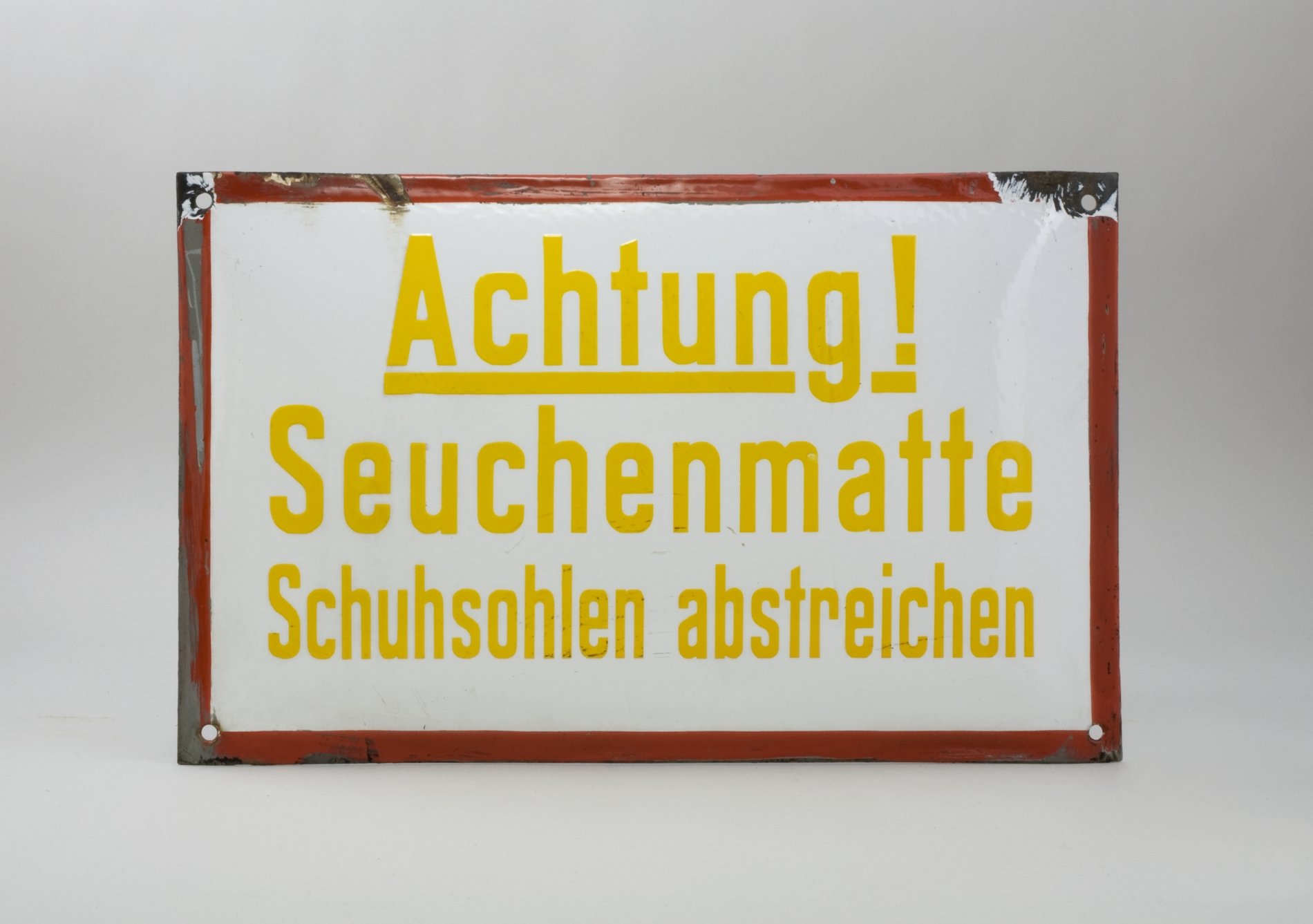 Hinweisschild "Achtung Seuchenmatte ..." (Stiftung Domäne Dahlem - Landgut und Museum, Weiternutzung nur mit Genehmigung des Museums CC BY-NC-SA)