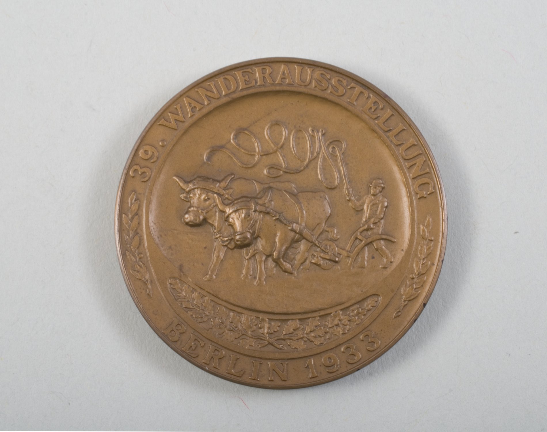 Käse-Medaille der D. L. G. für Käse zur "39. Wanderaustellung, Berlin 1933" (Stiftung Domäne Dahlem - Landgut und Museum, Weiternutzung nur mit Genehmigung des Museums CC BY-NC-SA)