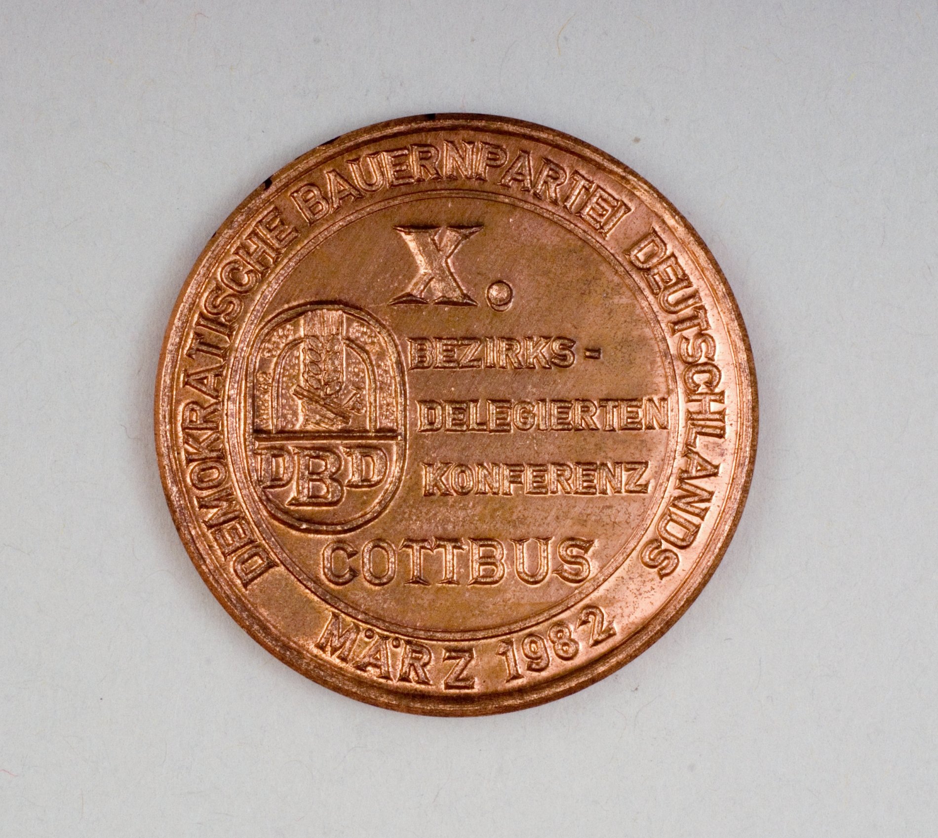 Medaille "Alles für das Wohl des Volkes und den Frieden", DBD 1982 (Stiftung Domäne Dahlem - Landgut und Museum, Weiternutzung nur mit Genehmigung des Museums CC BY-NC-SA)