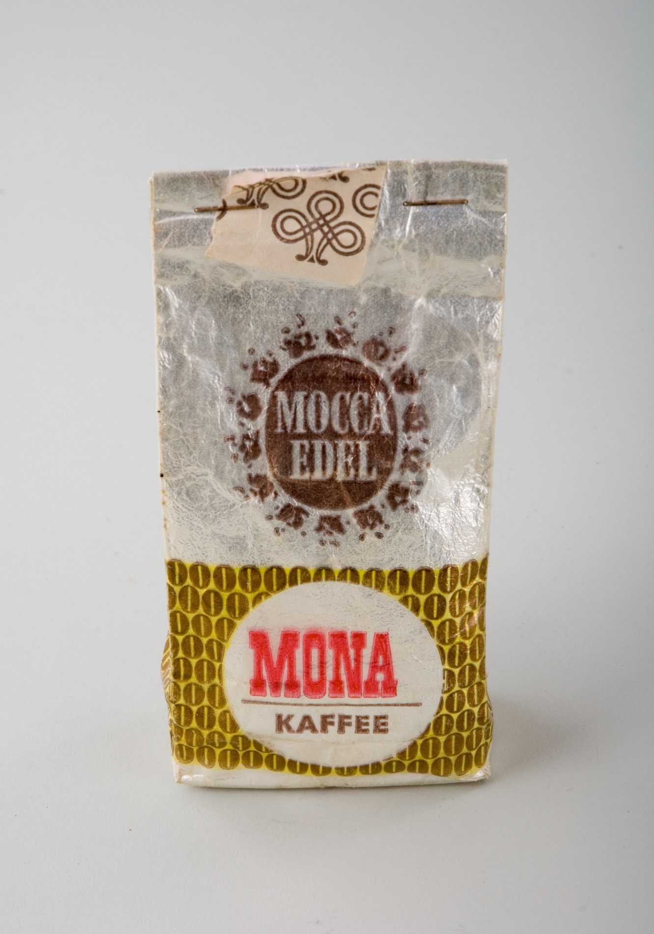 Tüte für Edel-Mocca "MONA" (Stiftung Domäne Dahlem - Landgut und Museum, Weiternutzung nur mit Genehmigung des Museums CC BY-NC-SA)