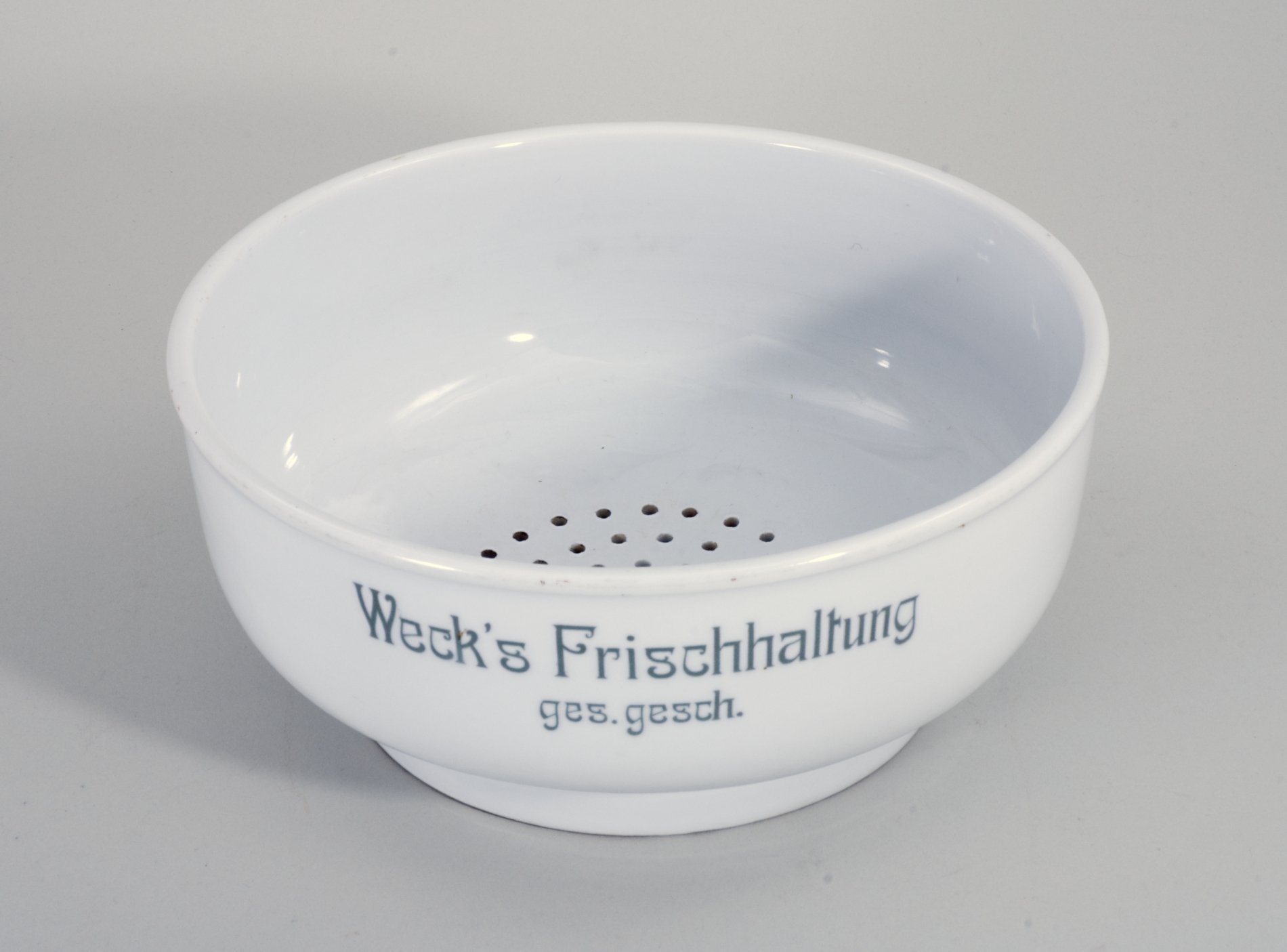 Porzellansieb-Schale "Weck's Frischhaltung" (Stiftung Domäne Dahlem - Landgut und Museum, Weiternutzung nur mit Genehmigung des Museums CC BY-NC-SA)