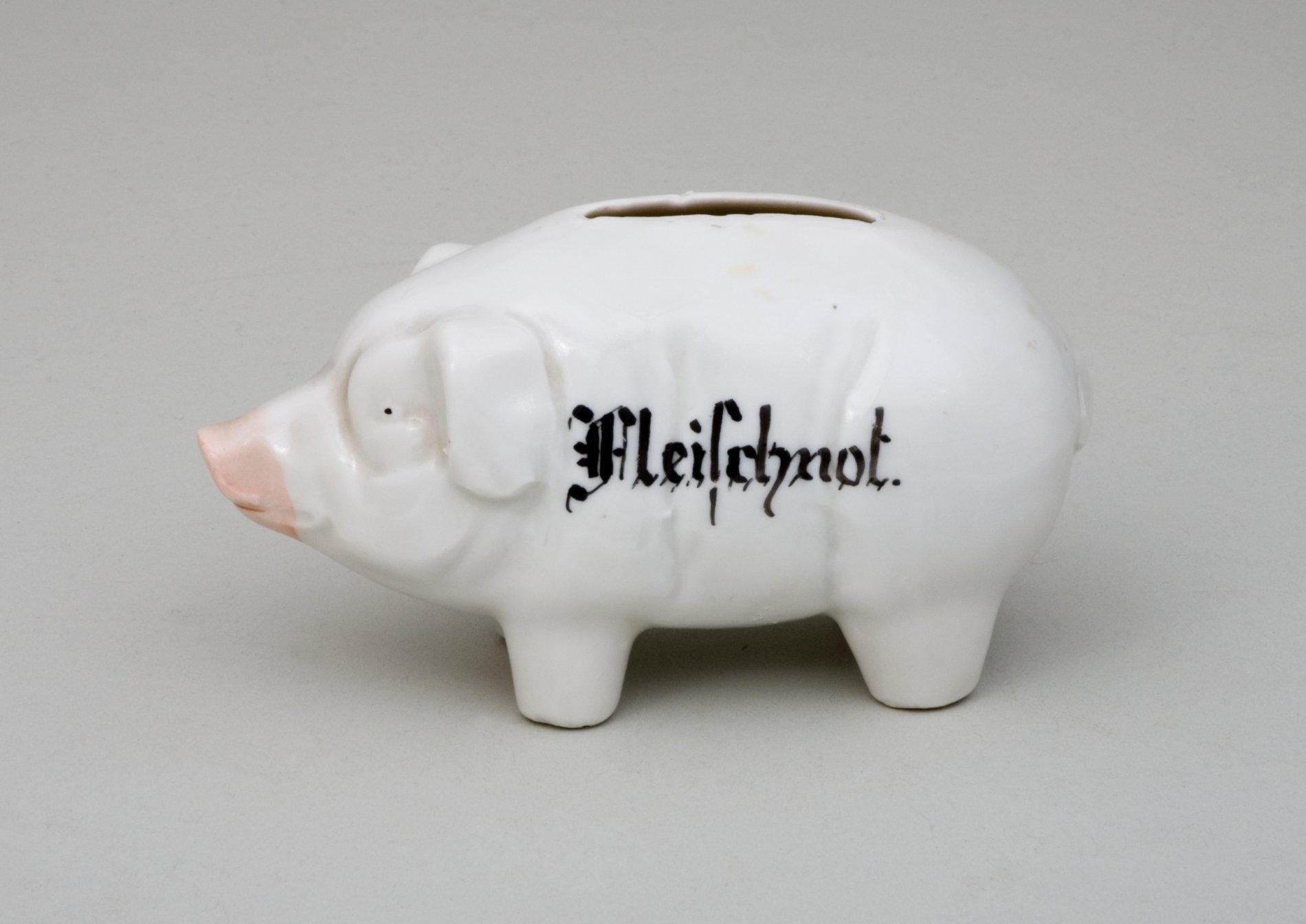 Sparschwein aus Porzellan mit Aufschrift "Fleischnot" (Stiftung Domäne Dahlem - Landgut und Museum, Weiternutzung nur mit Genehmigung des Museums CC BY-NC-SA)