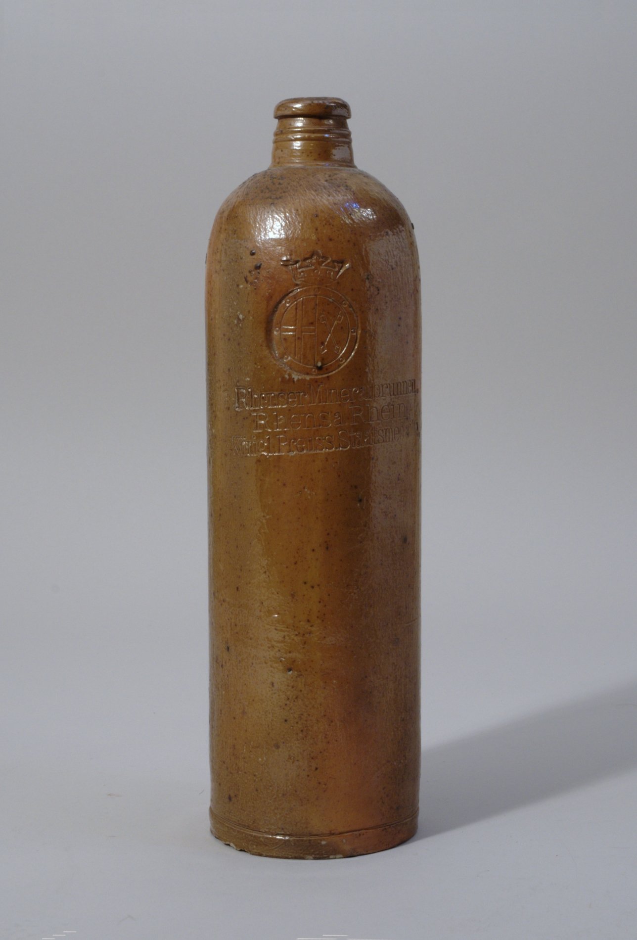 Mineralwasserflasche "Rhenser Mineralbrunnen" (Stiftung Domäne Dahlem - Landgut und Museum, Weiternutzung nur mit Genehmigung des Museums CC BY-NC-SA)