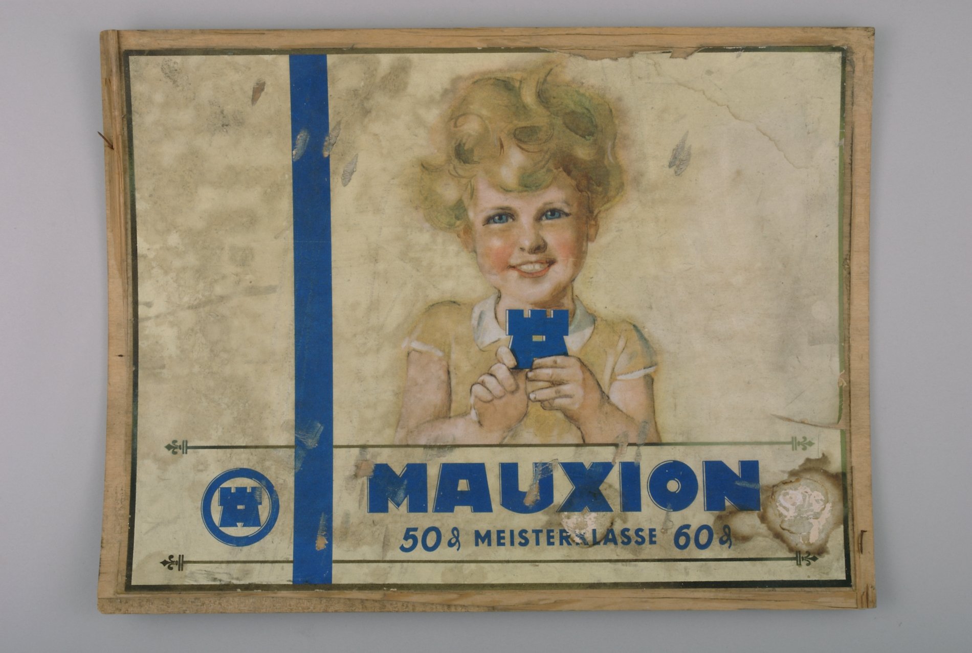 Deckel einer Holzkiste "MAUXION" (Stiftung Domäne Dahlem - Landgut und Museum, Weiternutzung nur mit Genehmigung des Museums CC BY-NC-SA)