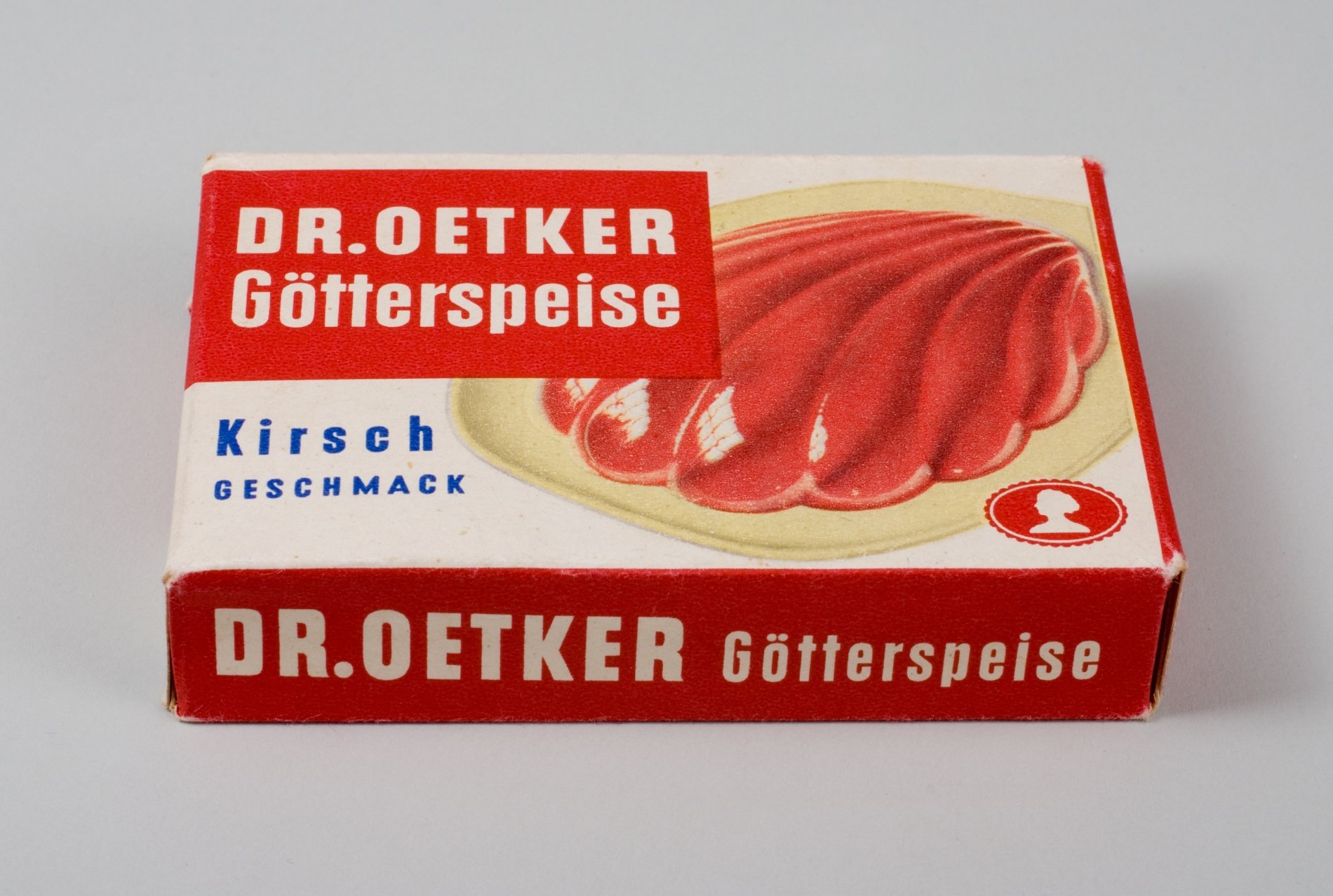 Packung "Dr. Oetker Götterspeise Kirsch Geschmack" mit Inhalt (Stiftung Domäne Dahlem - Landgut und Museum, Weiternutzung nur mit Genehmigung des Museums CC BY-NC-SA)