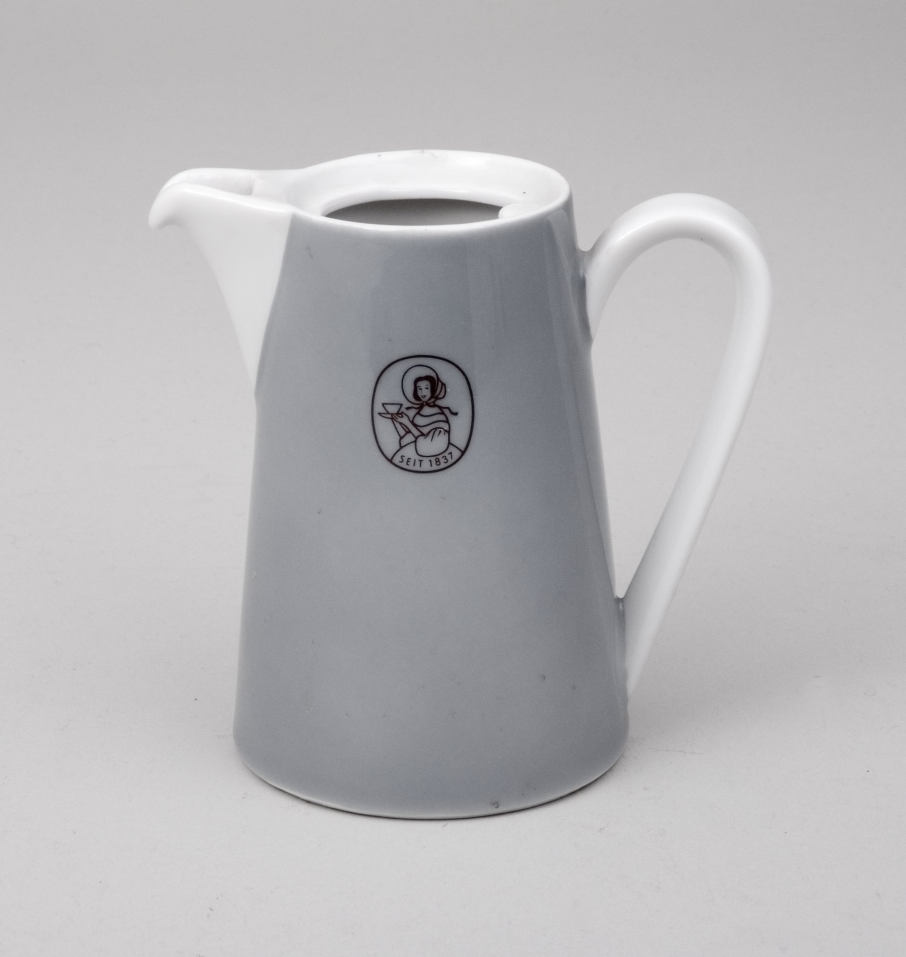 Mokka- oder Kaffeekännchen "Seit 1837" (Stiftung Domäne Dahlem - Landgut und Museum, Weiternutzung nur mit Genehmigung des Museums CC BY-NC-SA)