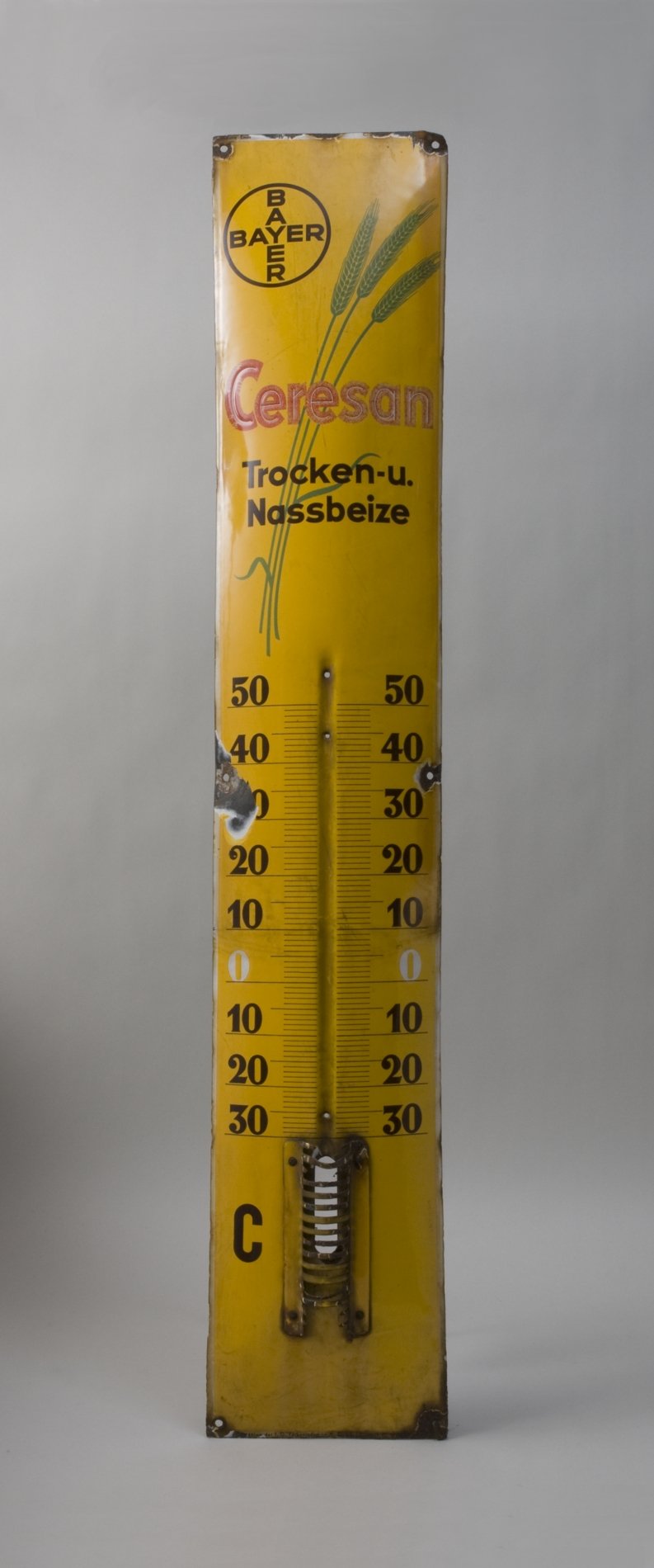 Reklameschild von "Bayer" mit Thermometer (Stiftung Domäne Dahlem - Landgut und Museum, Weiternutzung nur mit Genehmigung des Museums CC BY-NC-SA)